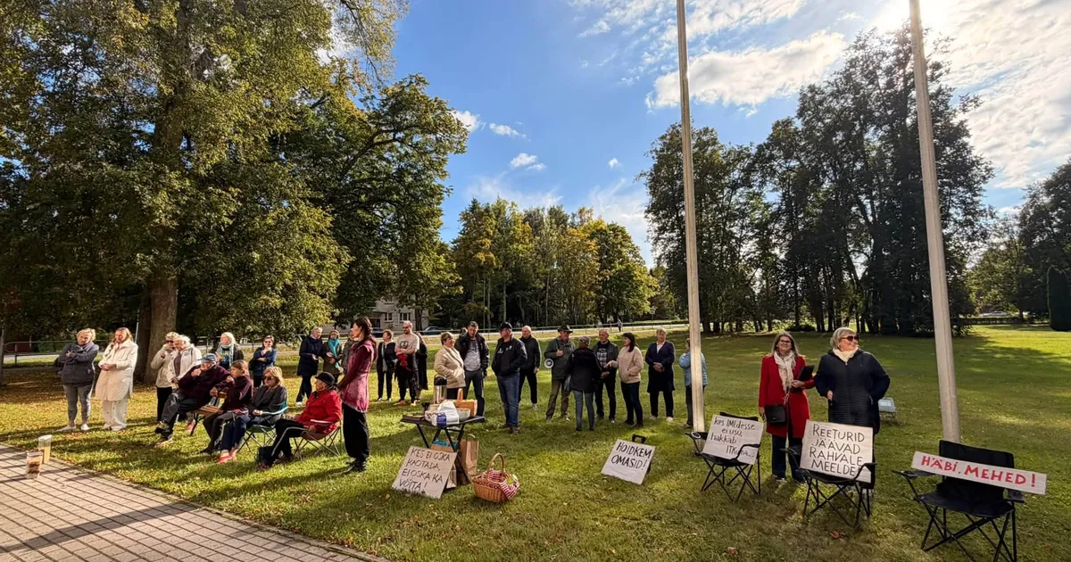 PILDID JA VIDEOD ⟩ Peipsiäärest sai «Peatakana vald», kohalikud avaldasid vallamaja ees lahkuvatele juhtidele toetust