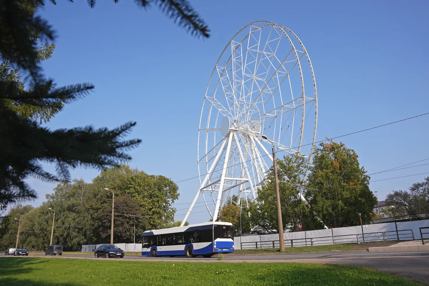 Uzvaras parkā notiek vērienīga celiņu un rotaļu laukuma atjaunošana