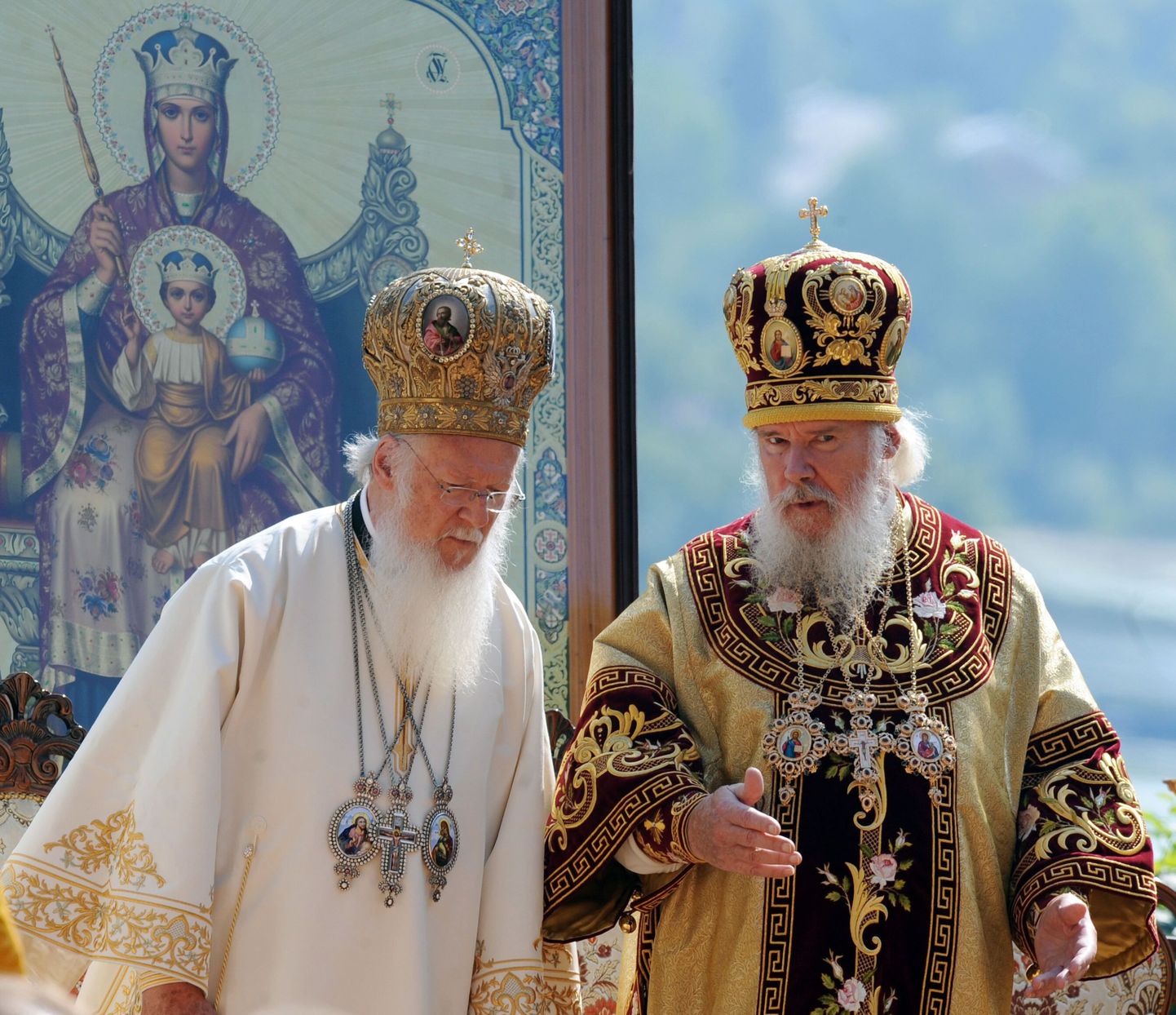 Moskva patriarh Aleksius II (paremal) ja Konstantinoopoli kirkupea patriars Bartholomeos I viimas läbi liturgilist tseremooniat Kiievis.