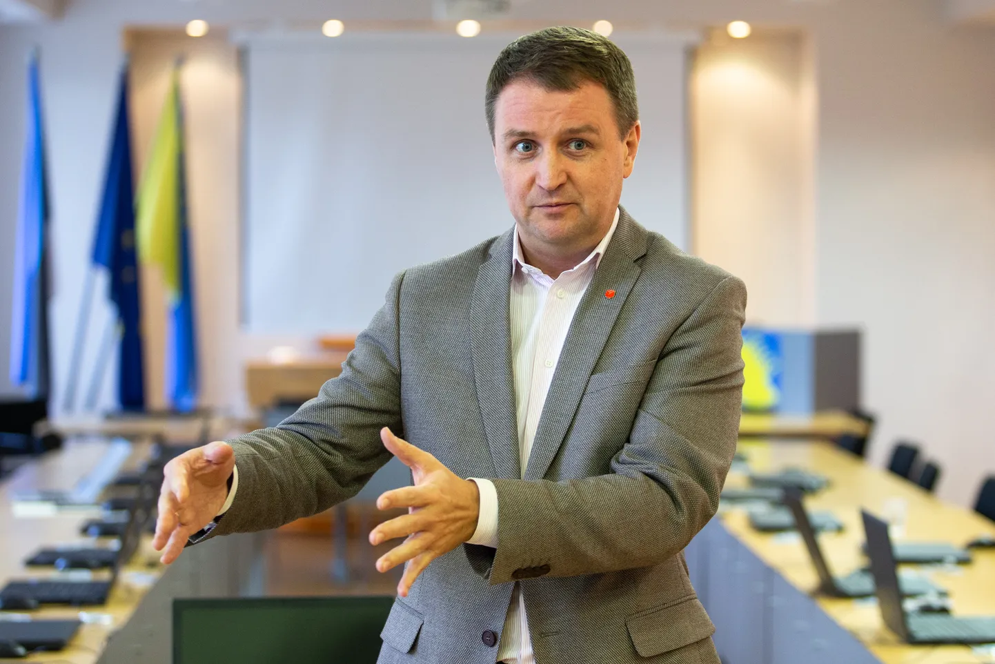 Eduard Odinets on olnud korraga mitmetes ametitest.  Sotside peasekretäri kohalt ta nüüd taandub.