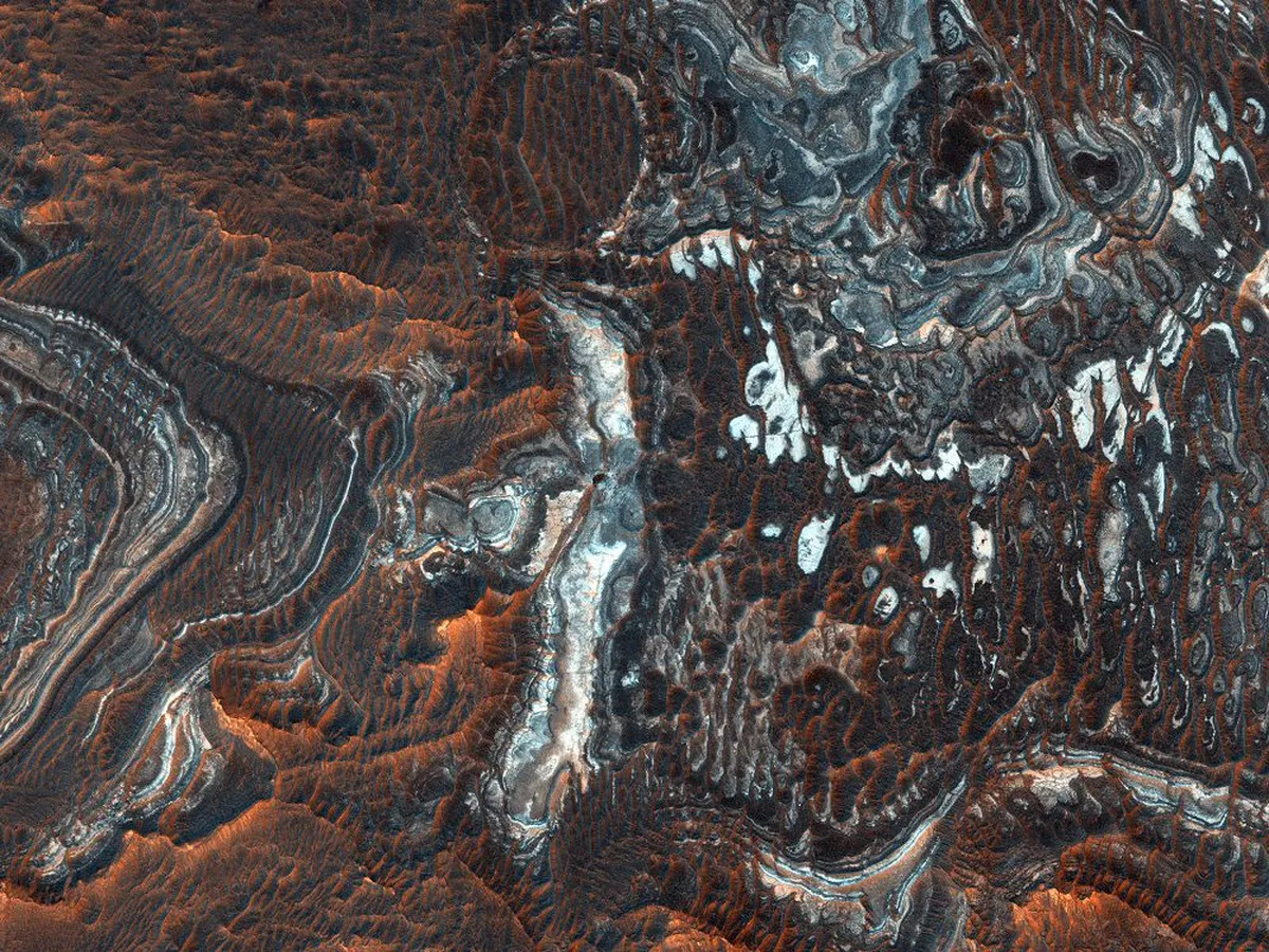 Marsa izlūkošanas orbitālais aparāts mūs lutinājis ar elpu aizraujošu augstas izšķirtspējas attēlu, kurā redzams Marsa dziļākais kanjons - “Valles Marineris". Attēlā redzamais reģions veido dienvidrietumu daļu “Valles Marineris” gigantiskajai kanjonu sistēmai, kas stiepjas gar Marsa ekvatoru.