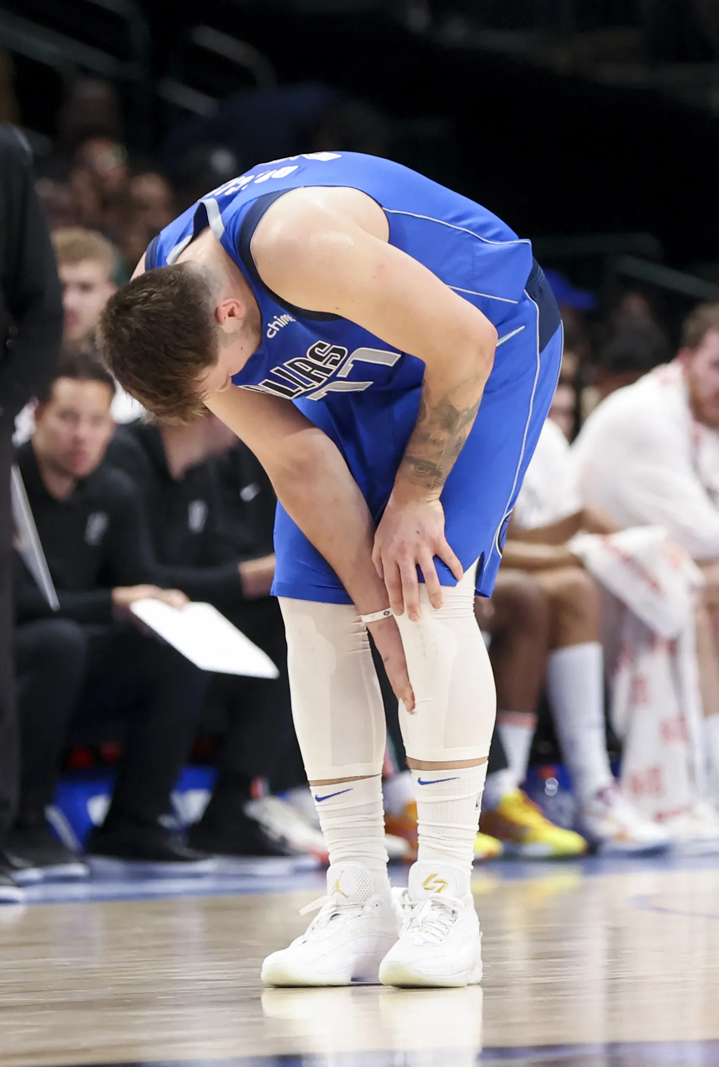 Luka Doncic säärest kinni hoidmas.