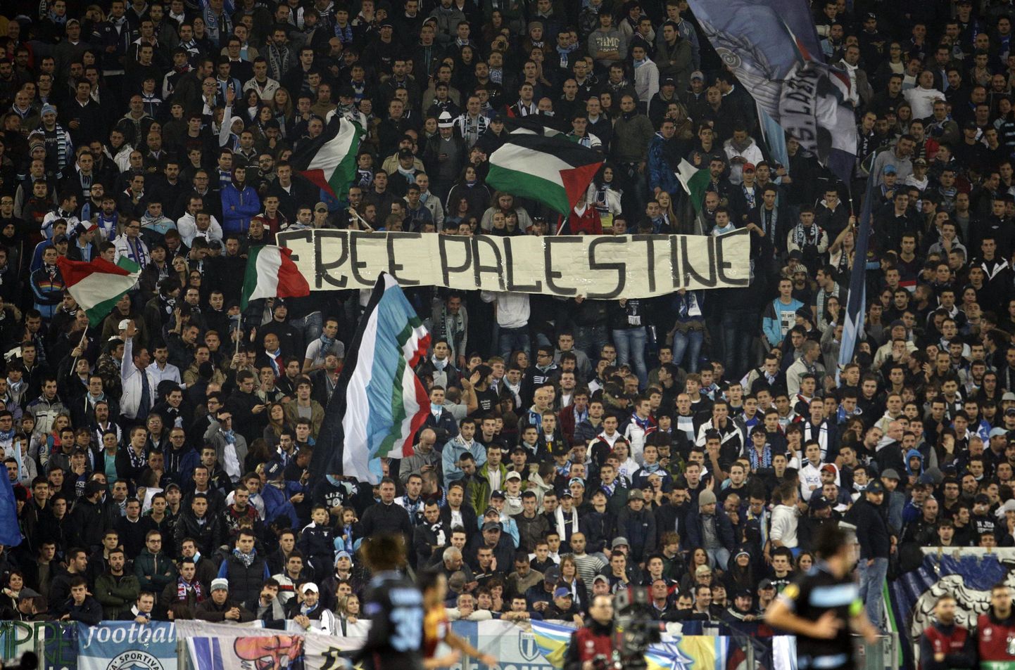 Lazio fännide poliitiline loosung mängul Tottenhami vastu.