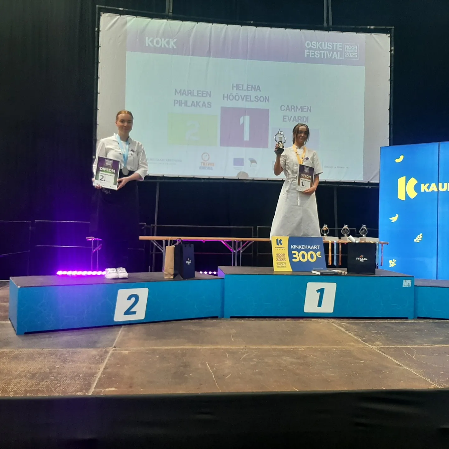 Marleen Pihlakas (vasakul) võitis kokkade kutsevõistlusel "Noor meister" teise koha.