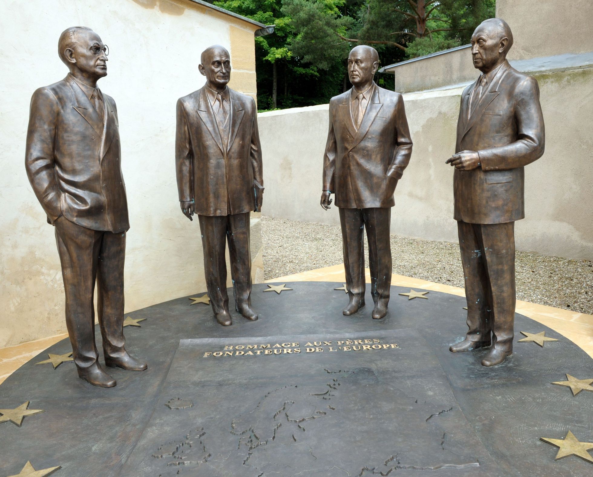 Monument Euroopa Liidu asutajate auks. Vasakult: Konrad Adenauer, Robert Schuman, Alcide de Gasperi ja Jean Monnet.