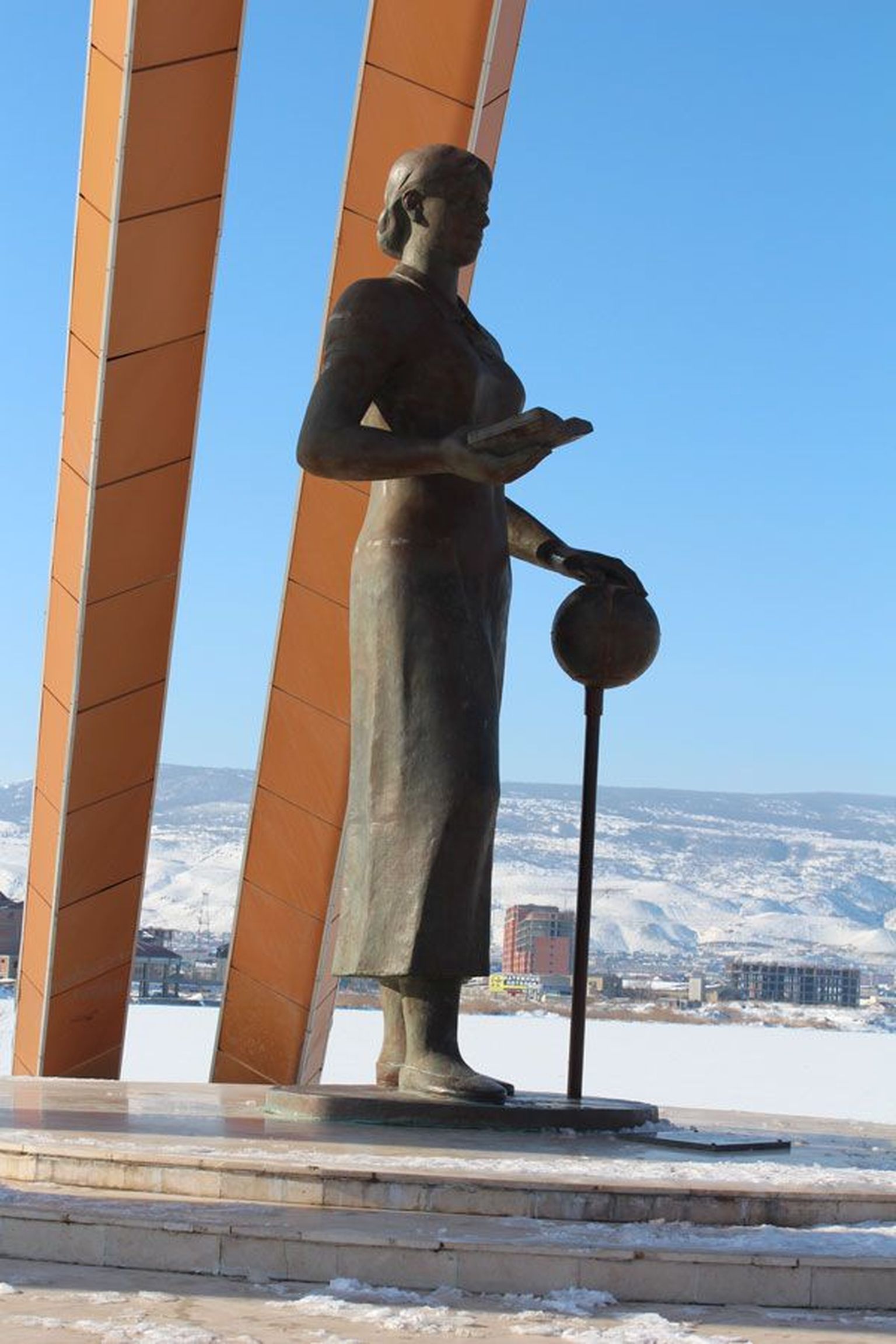 Памятник русской учительнице в Махачкале – благодарность за свет знаний, который несли Дагестану российские подвижники-просветители.