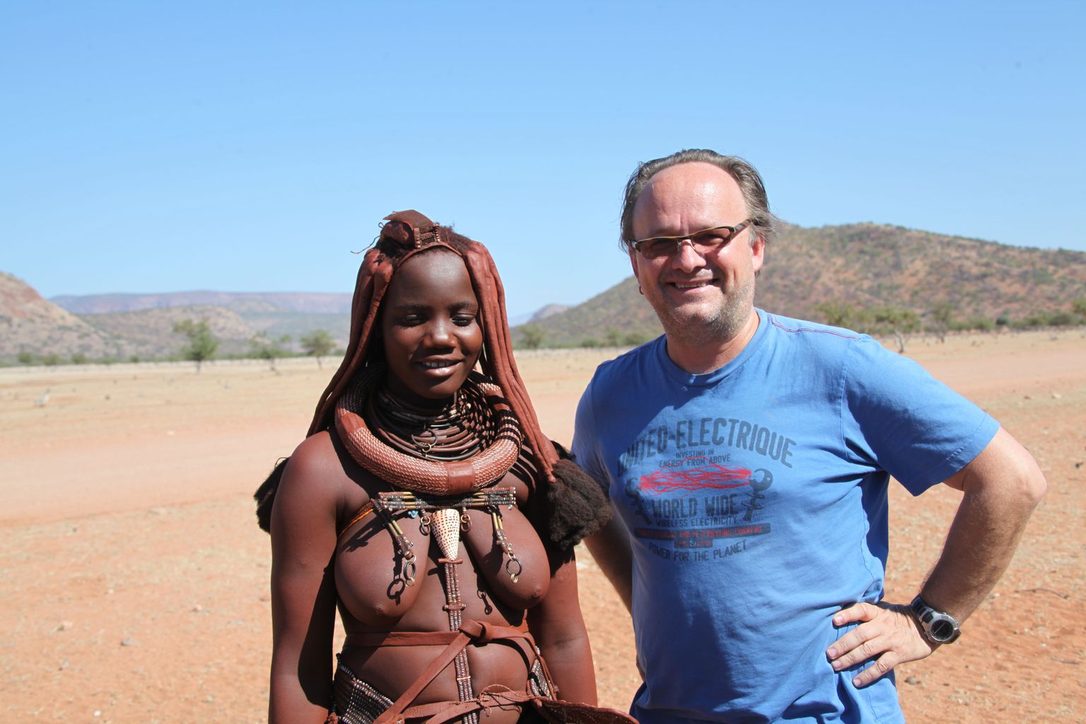 Tiit Pruuli himba tüdrukuga Namiibias Hungomore külas.
