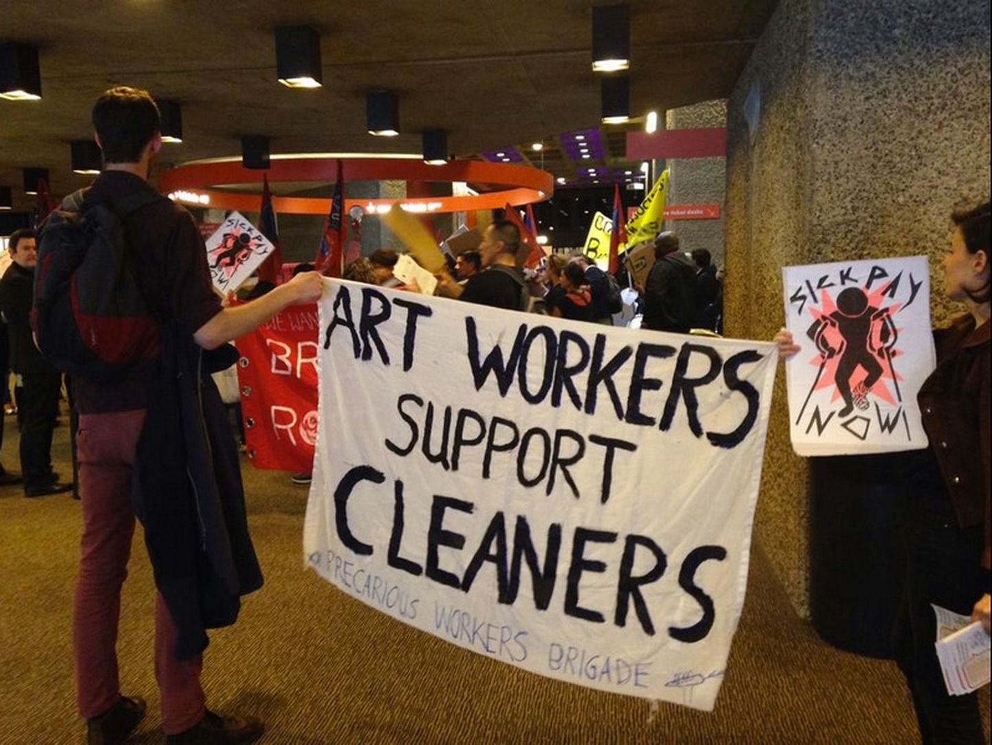 Precarious Workers Brigade toetab Londonis meeleavaldusel koristajatele õiglase tasu maksmist.
