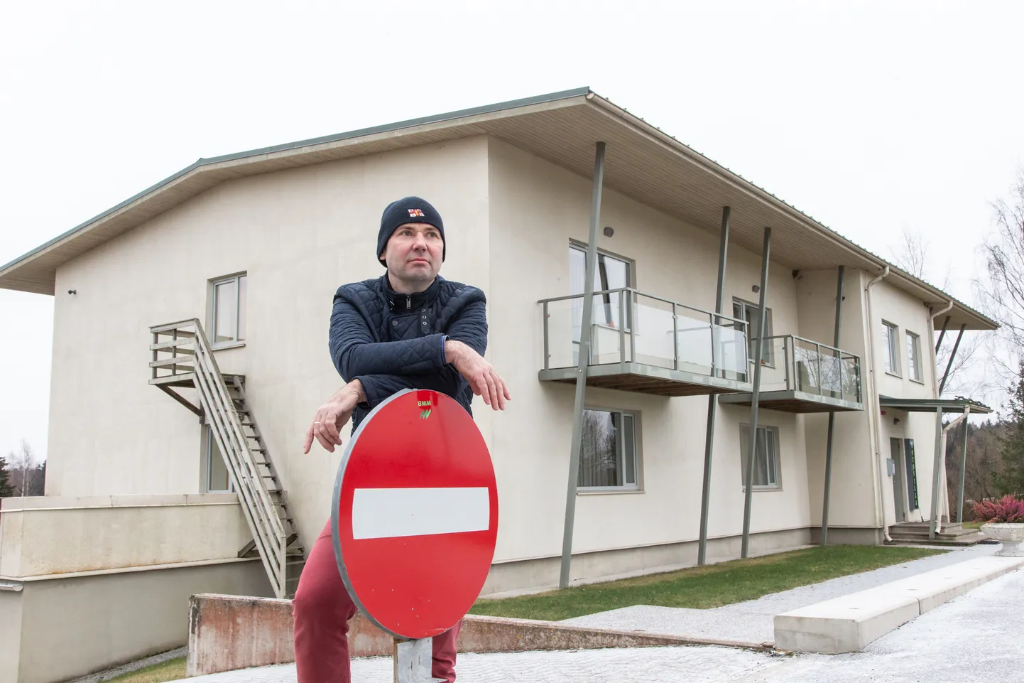 Toila vallas asuva Motovilla omanik Meelis Tint leiab, et valitsus on piirangumeetmetega hiljaks jäänud, ning praegust Ida-Virumaa lukkukeeramist nimetab ta lahmimiseks.