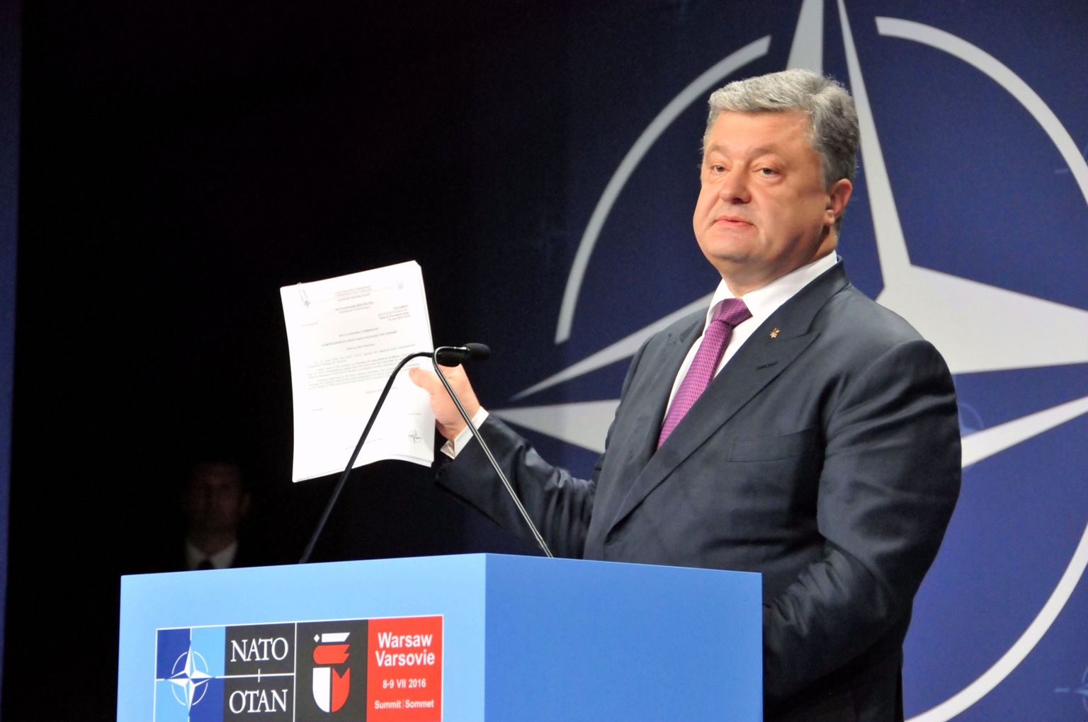 Ukraina president Petro Porošenko näitas ajakirjanikele ka pabereid, kus NATO põhjalikud abiplaanid tema riigile kirjas.