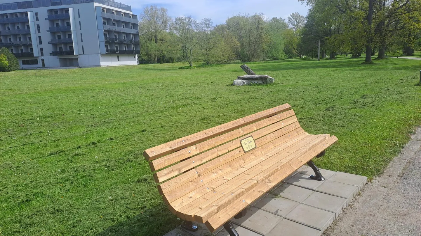 Laste eestvedamisel püstitati Rannaparki skulptuuride allee äärde mälestuspink fotokunstnikule ja spordimaailmaski tuntud pärnakale Tiiu Kimberile.