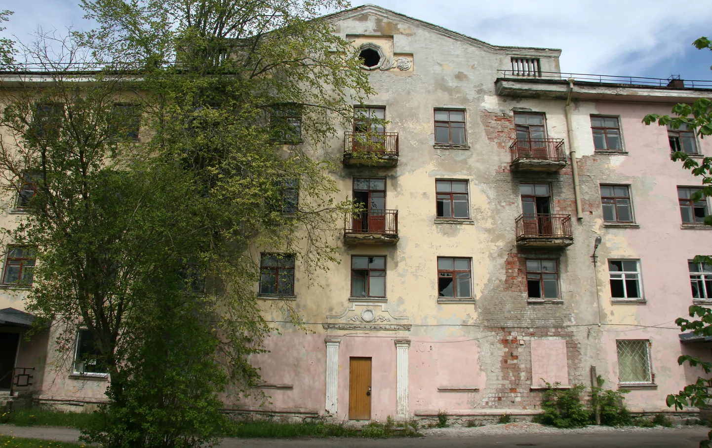 Järveküla teel paiknev endine ühiselamu linnaelanikke küll ei ohusta, kuid linna ilmet ka ei kaunista.