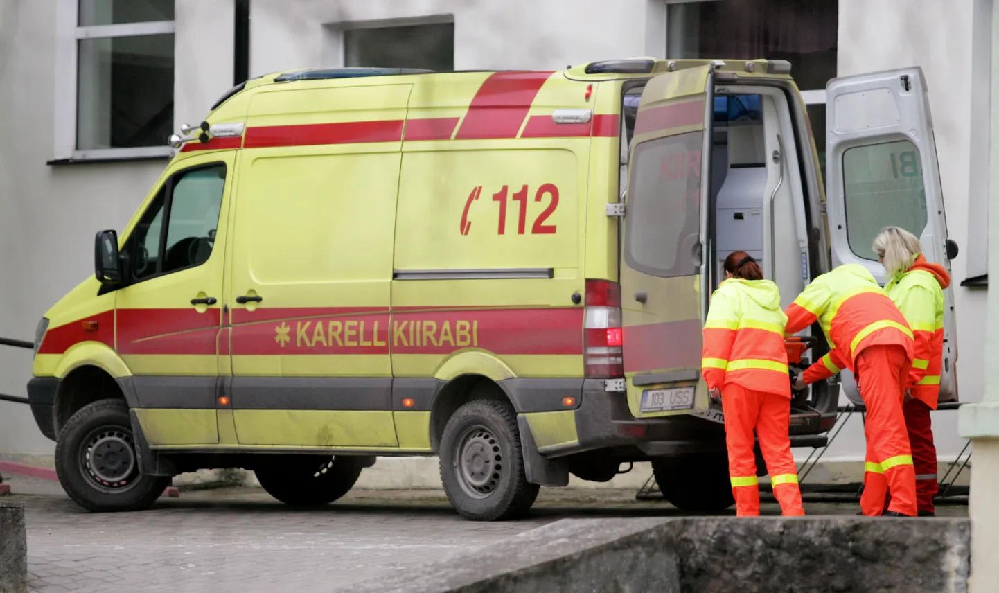 Karell Kiirabi briigaad toimetamas patsienti Tapa haiglasse. Foto on tehtud paar aastat tagasi.