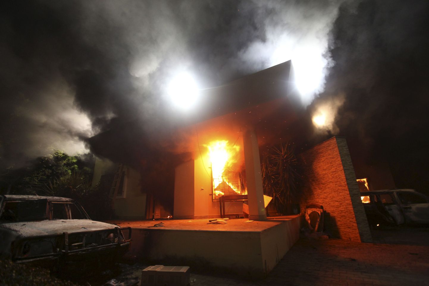 USA konsulaat Benghazis (Liibüas) põleb pärast Ansar al-Sharia džihadistide rünnakut 2012. aasta 11. septembril.