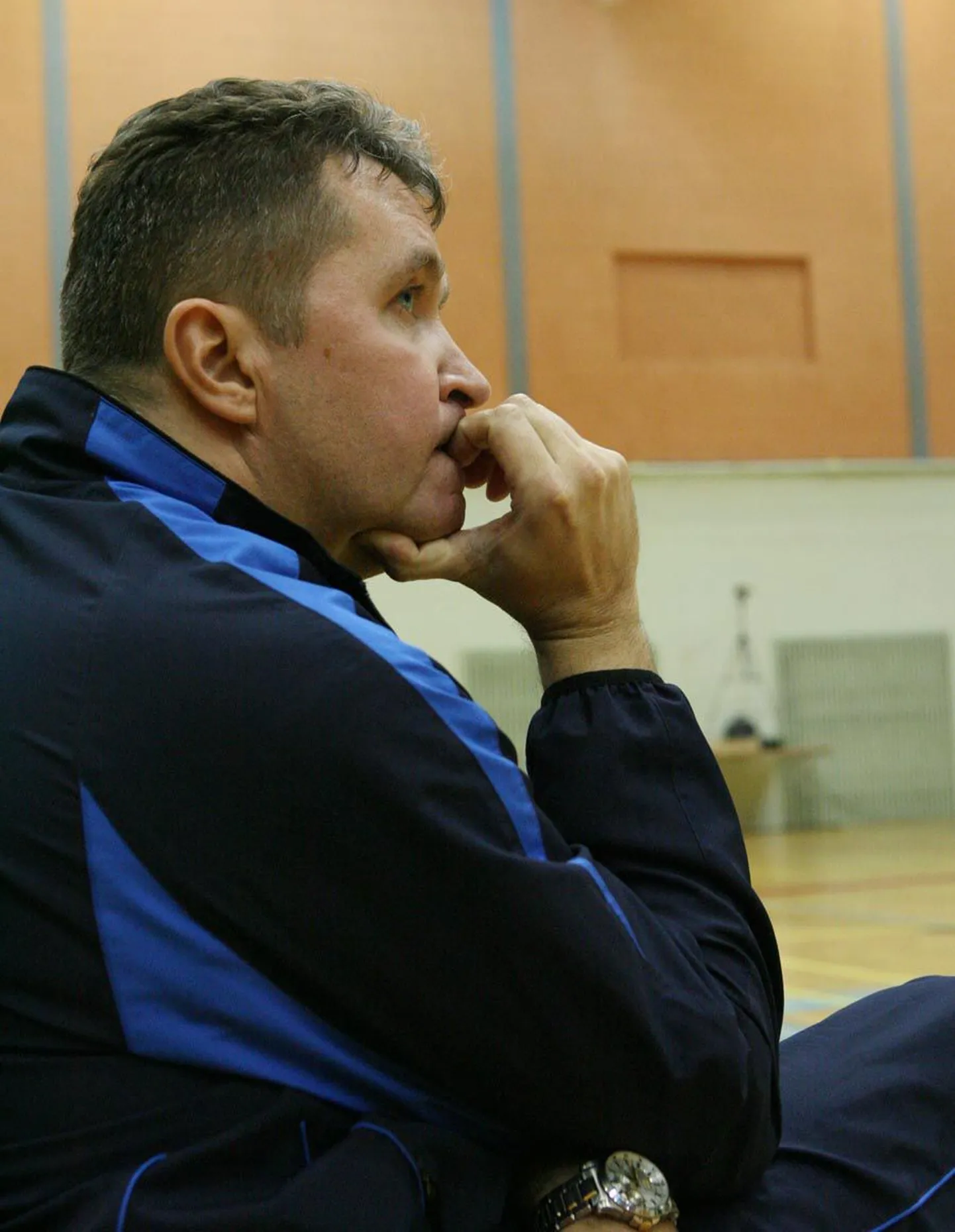 Eesti võrkpalli koondnaiskonnapeatreener on Peeter Vahtra.