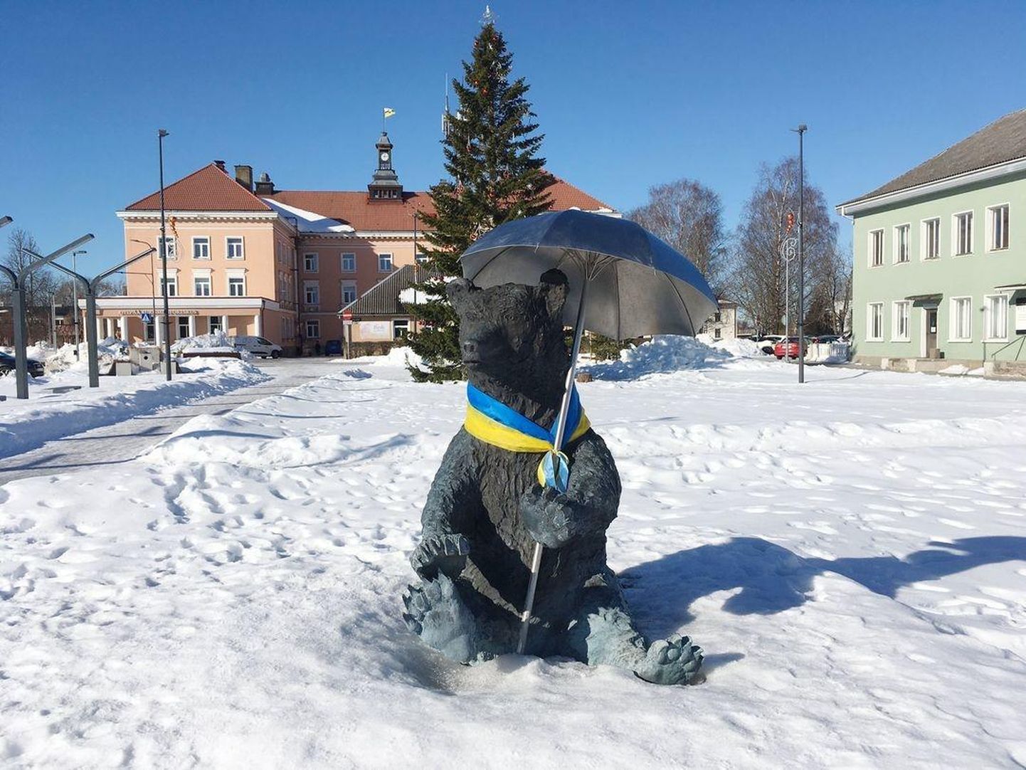 Otepää sümbolloom karu on saanud kaela Ukraina värvides salli.