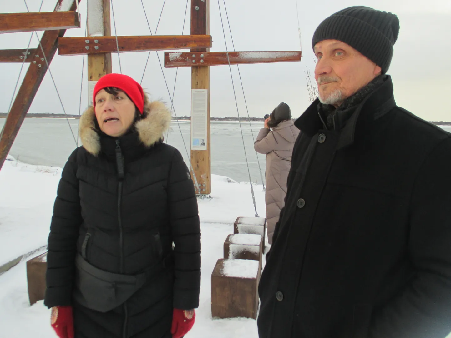 HELENE MASTID, MARE JA MARGUS: Kõiguste sadamasse rajatud mälupaiga idee väljapakkunud Mare Kallas ja ideekavandi autor Margus Kadarik.