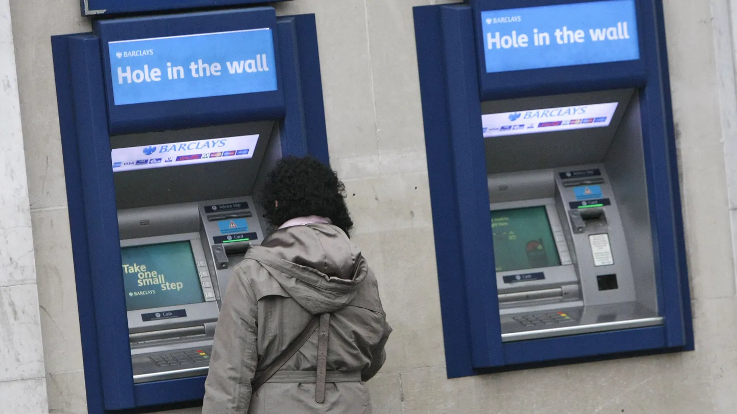 Sularahaautomaat Londoni kesklinnas