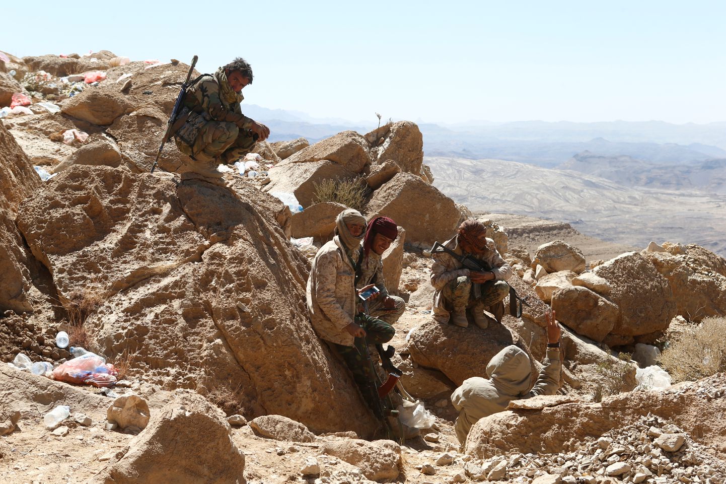 Huthidega võitlevad Jeemeni sõdurid.