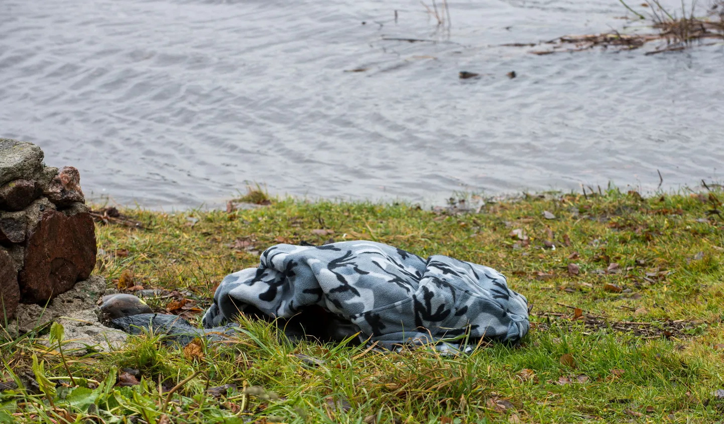 Politsei ja päästjad leidsid eile Pärnu jõe äärde jäetud mehe riided ja jalatsid.