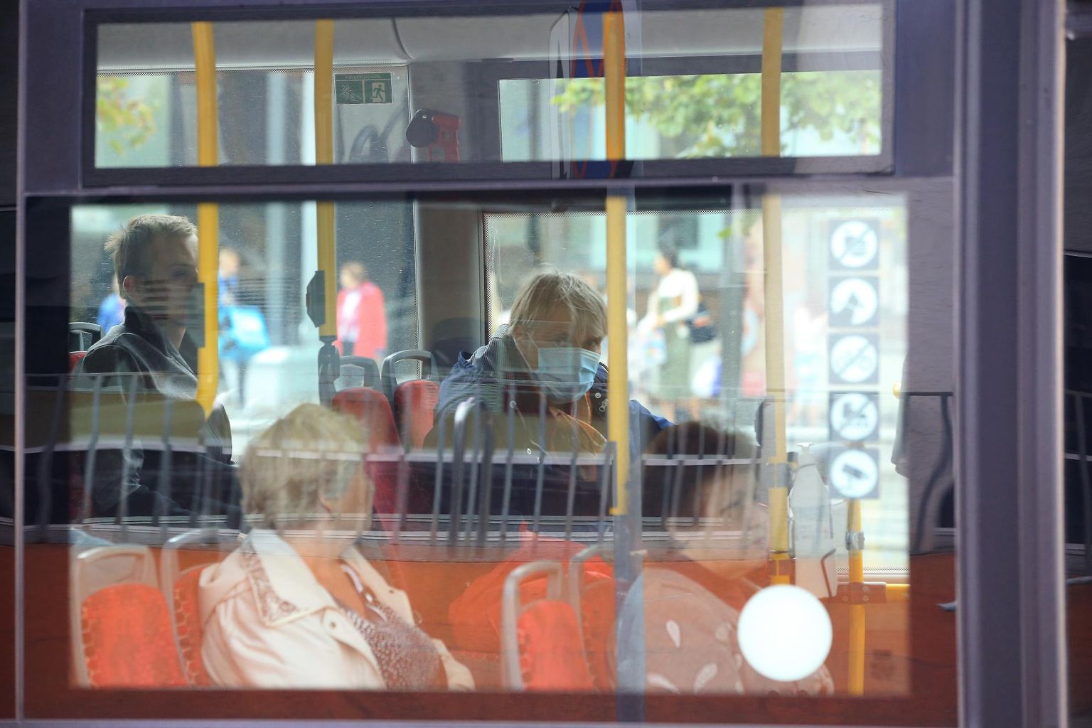 Eile keskpäevast kella kaheni päeval jäi Tartu kesklinnas ringi liikudes ning poodidesse ja bussidesse kiigates silma vaid viis maskikandjat.