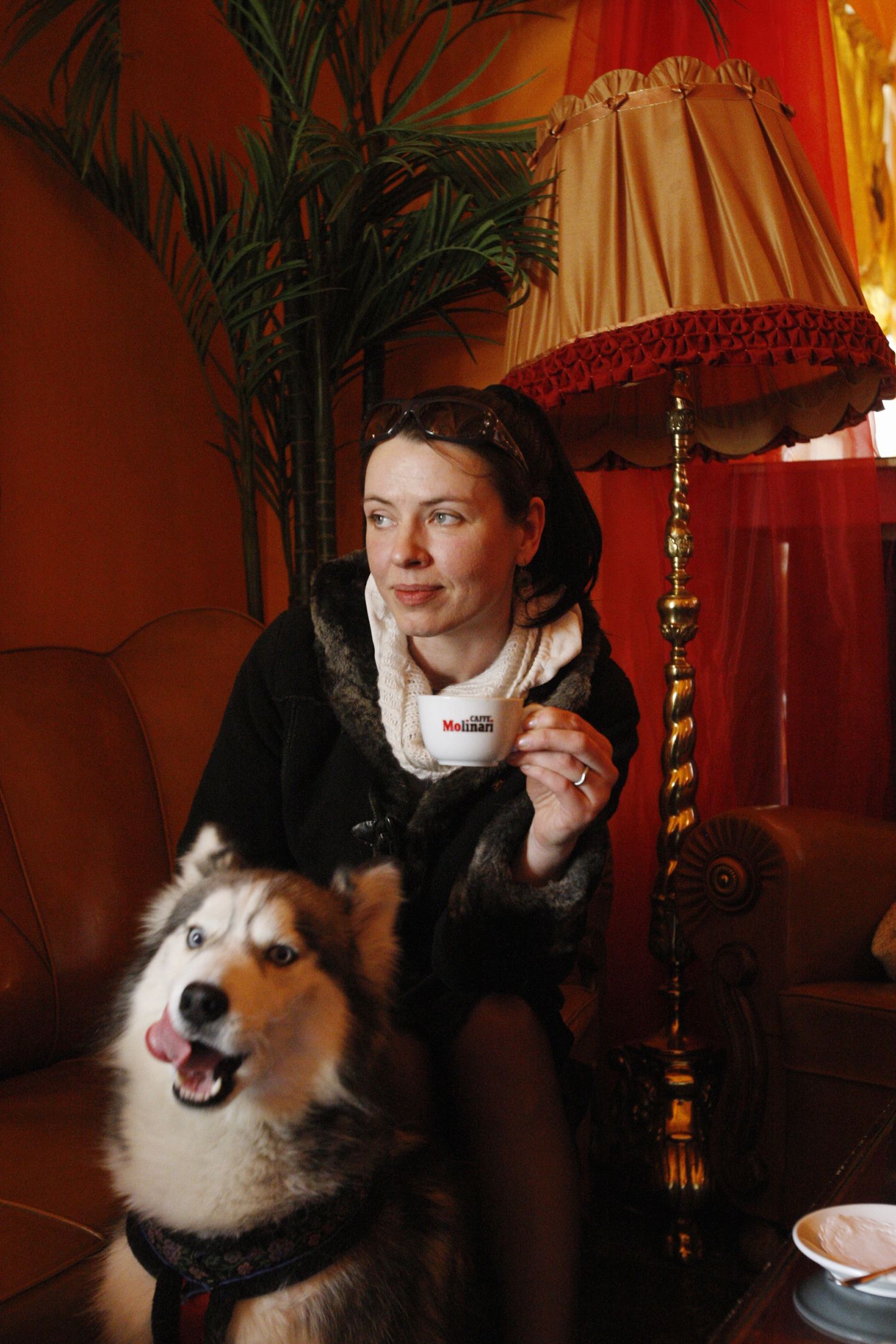 Kunstnik Pille Tammela koos oma koera Uduga.
