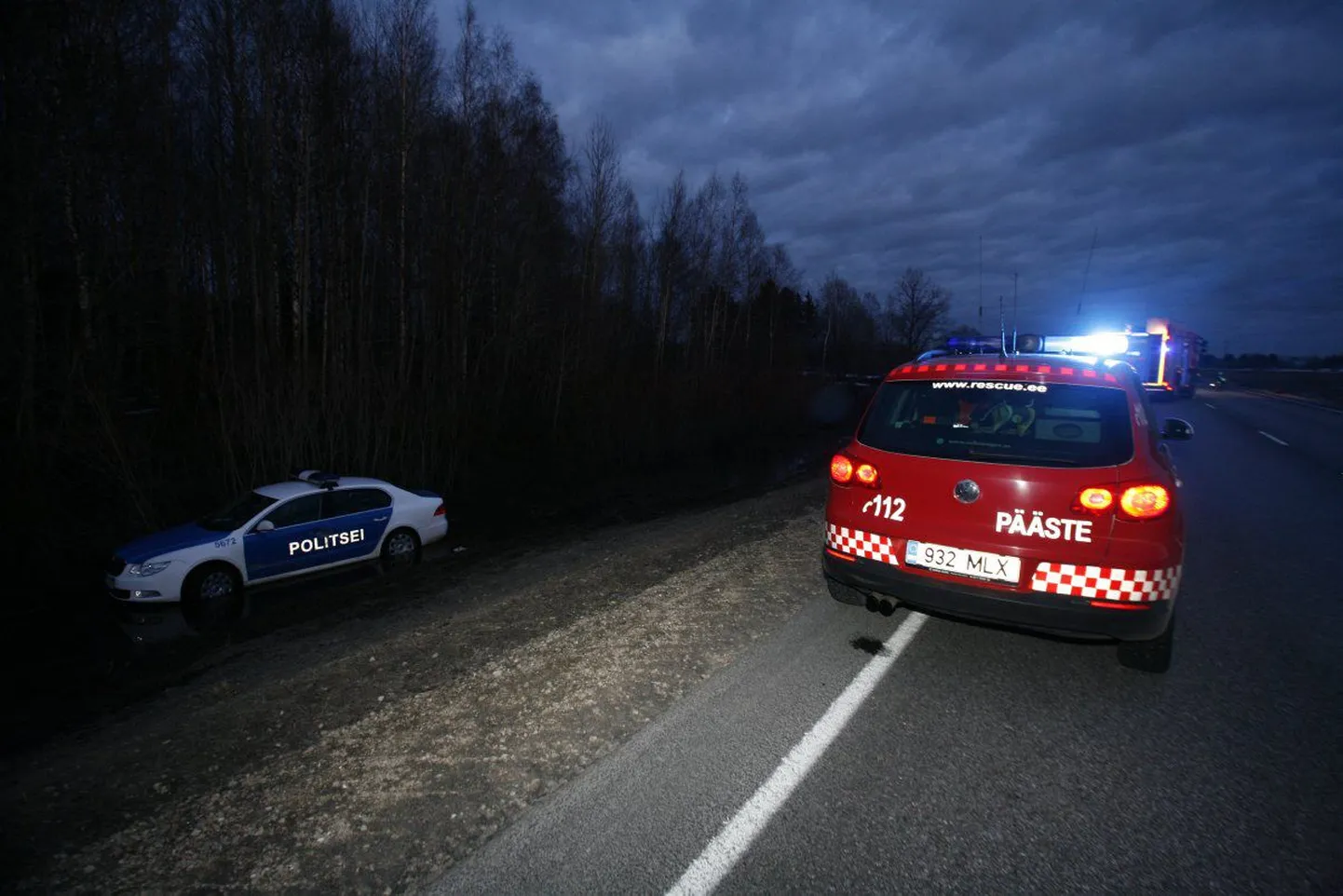 Järvamaal Tallinna-Tartu maanteel politsei eest põgenenud autojuht põrkas möödasõidul kokku teise autoga ning hukkus. Politseiauto sõitis teise kokkupõrke vältimiseks kraavi.