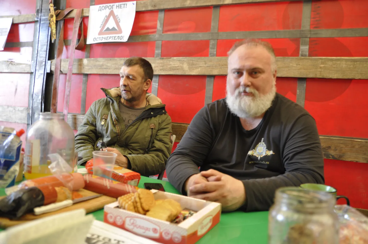 Алексей Сороковой (справа) и Сергей Рудаметкин в импровизированном штабе.