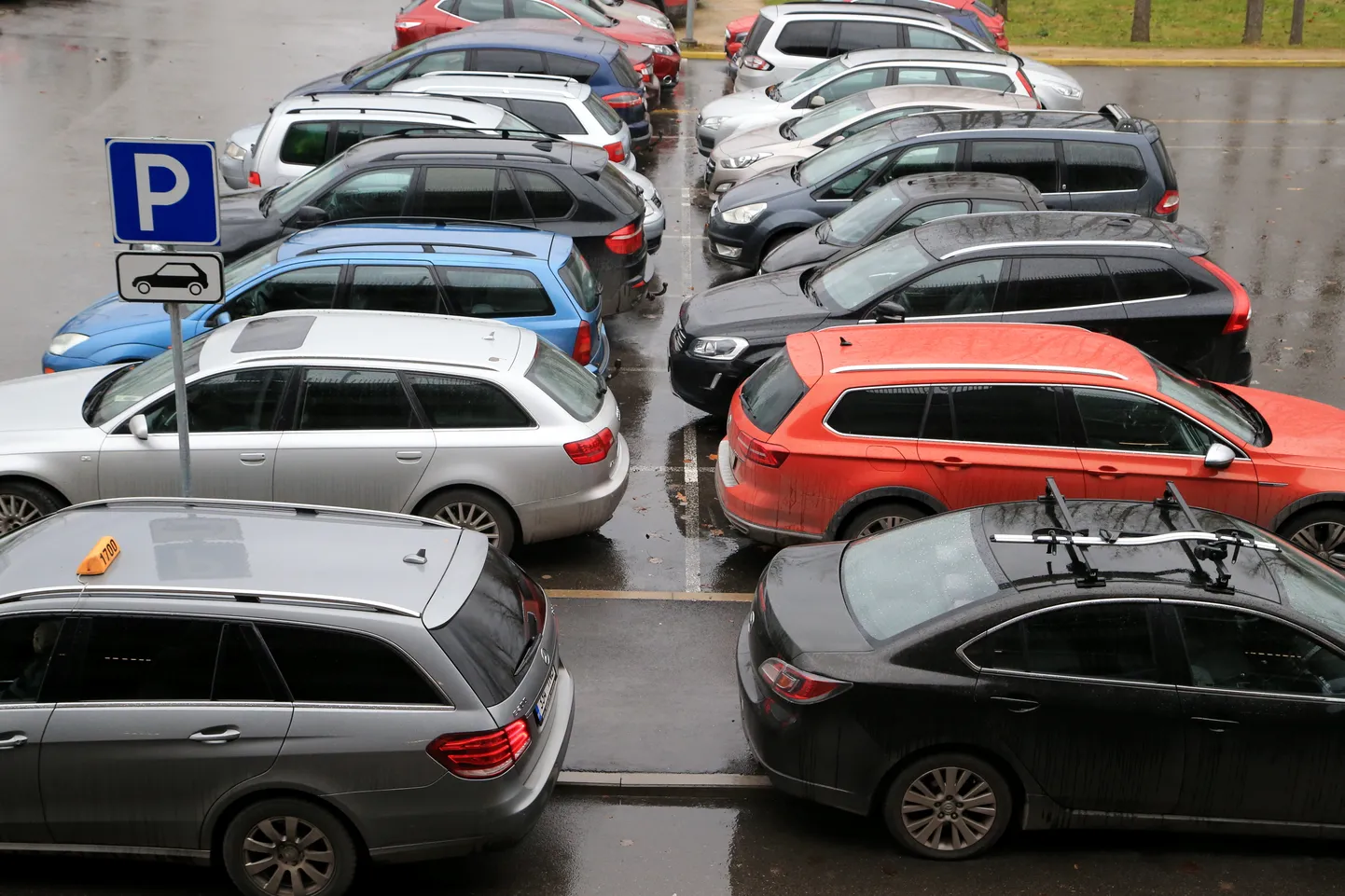 Parkivad autod. Foto on illustreeriv.