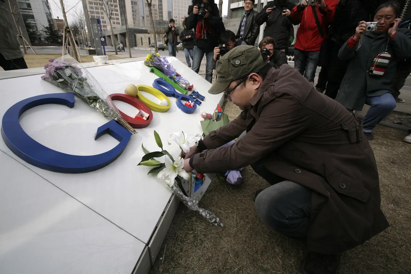 Nagu kahe kuu eest, kui Google ähvardas Hiinast lahkuda, tõid inimesed ka eile nende Pekingi peakorteri ette lilli.