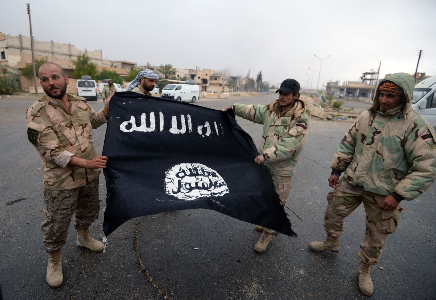 Sõdurid Islamiriigi lipuga.