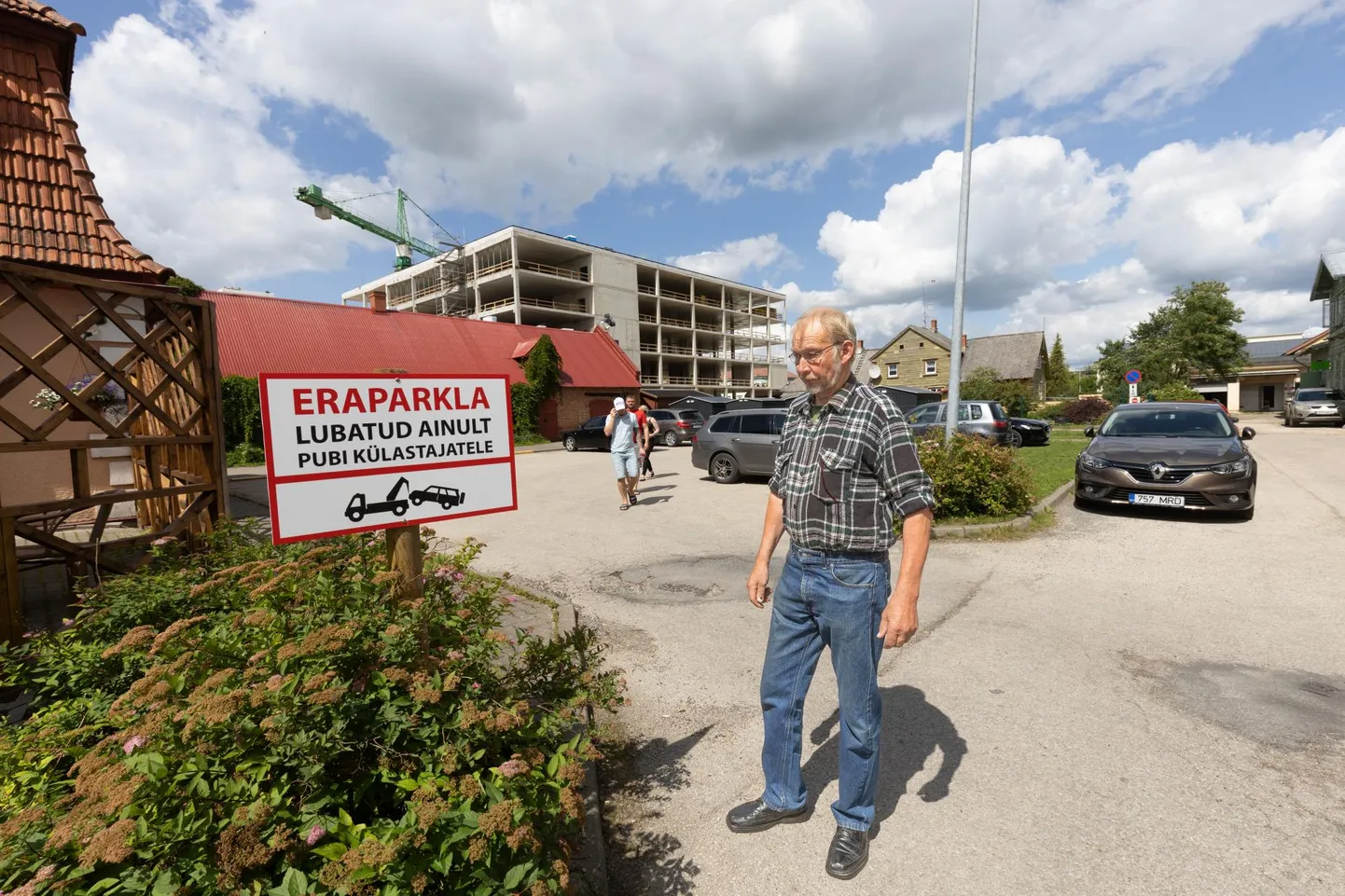 Kõpu elanik Tõnu Tamm üllatus, et Viljandi Suure Venna pubi parklasse võib oma auto jätta vaid pubi kunde.
