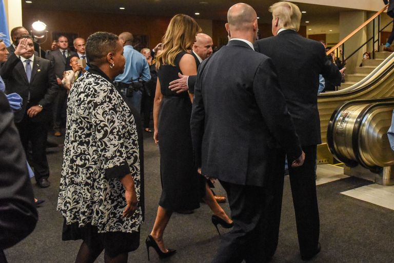 Melania Trump kandis musta värvi sõjaväelise lõikega kleiti