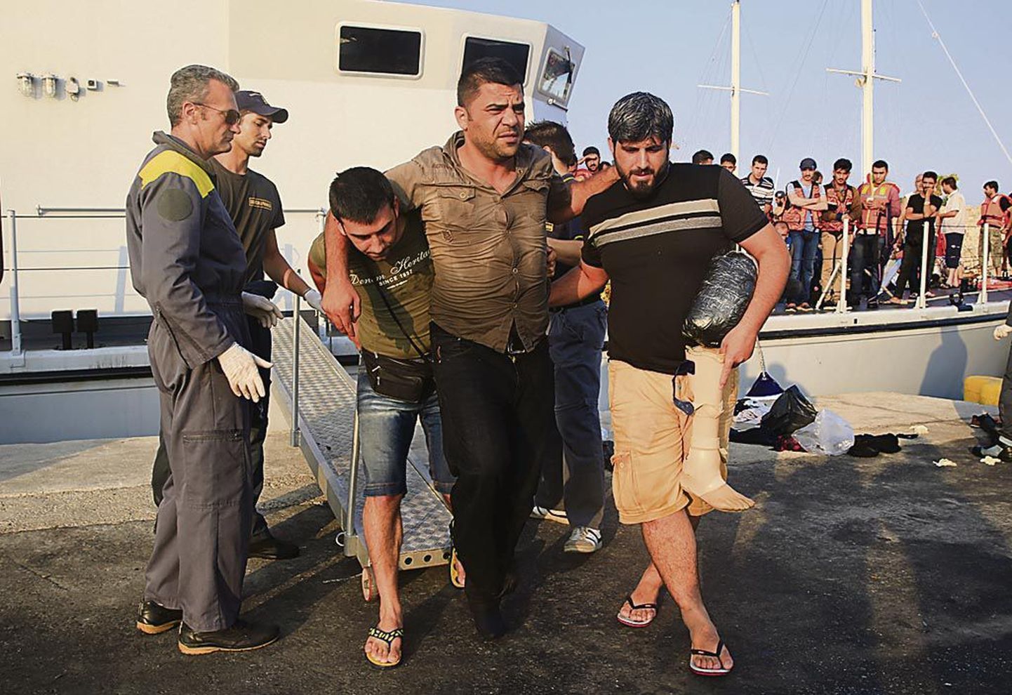 Süüria põgenikud saabumas Itaalia sõjalaevalt Kreekale kuuluvale Kosi saarele Vahemeres.