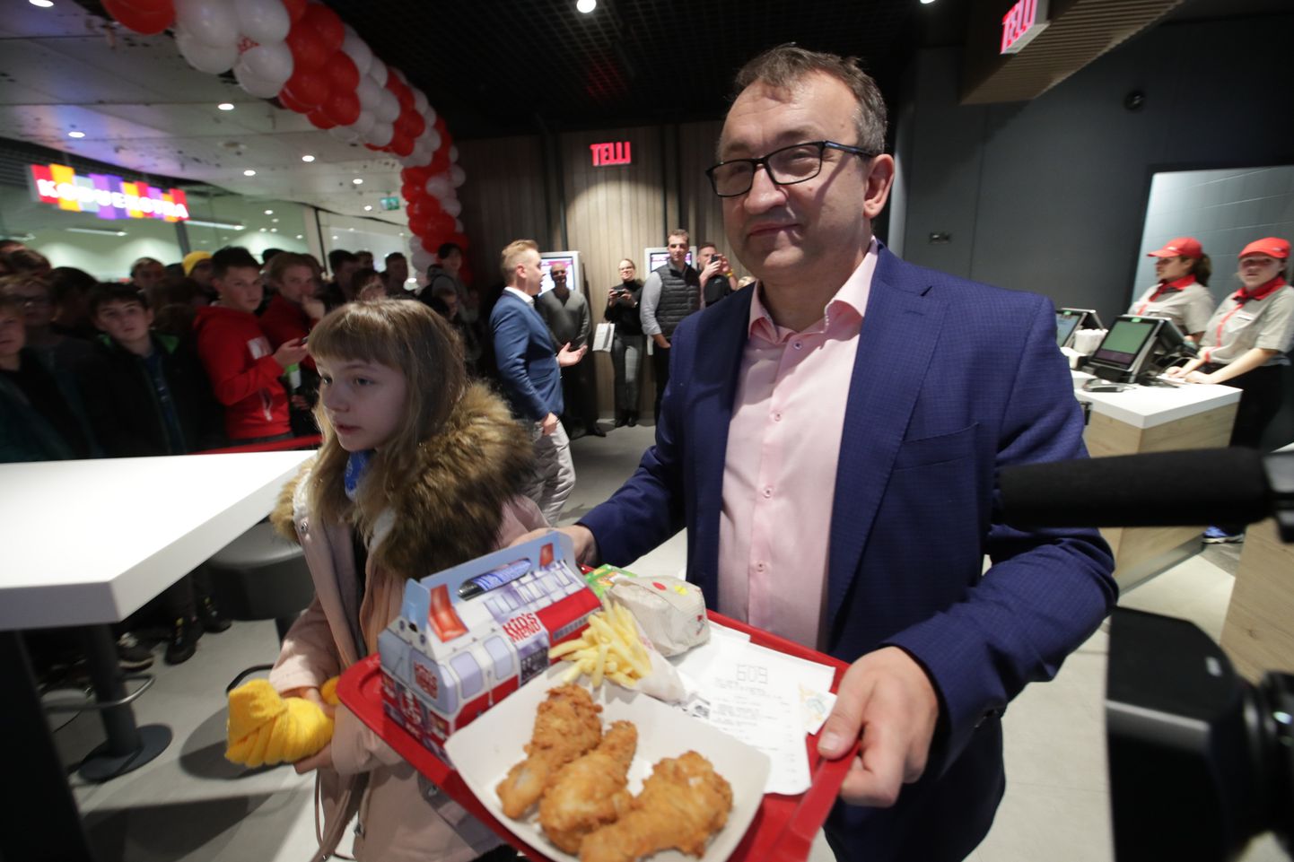 Esimese Eesti KFC restorani klient oli Ülemiste keskuse juht Guido Pärnits koos tütrega.