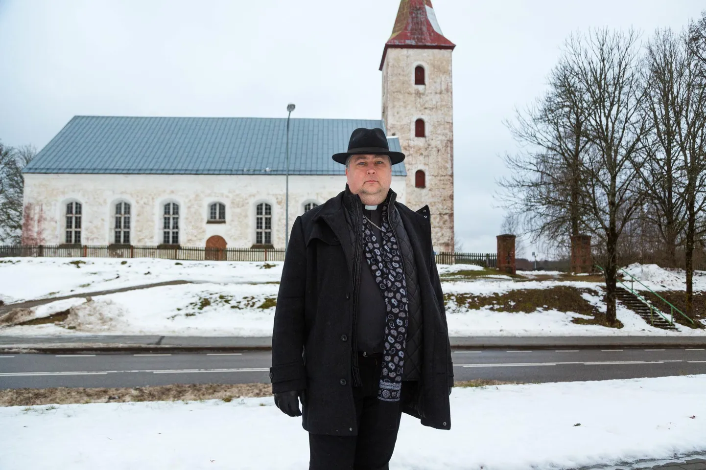 Õpetaja Mait Mölder Rõuge Maarja kiriku juures