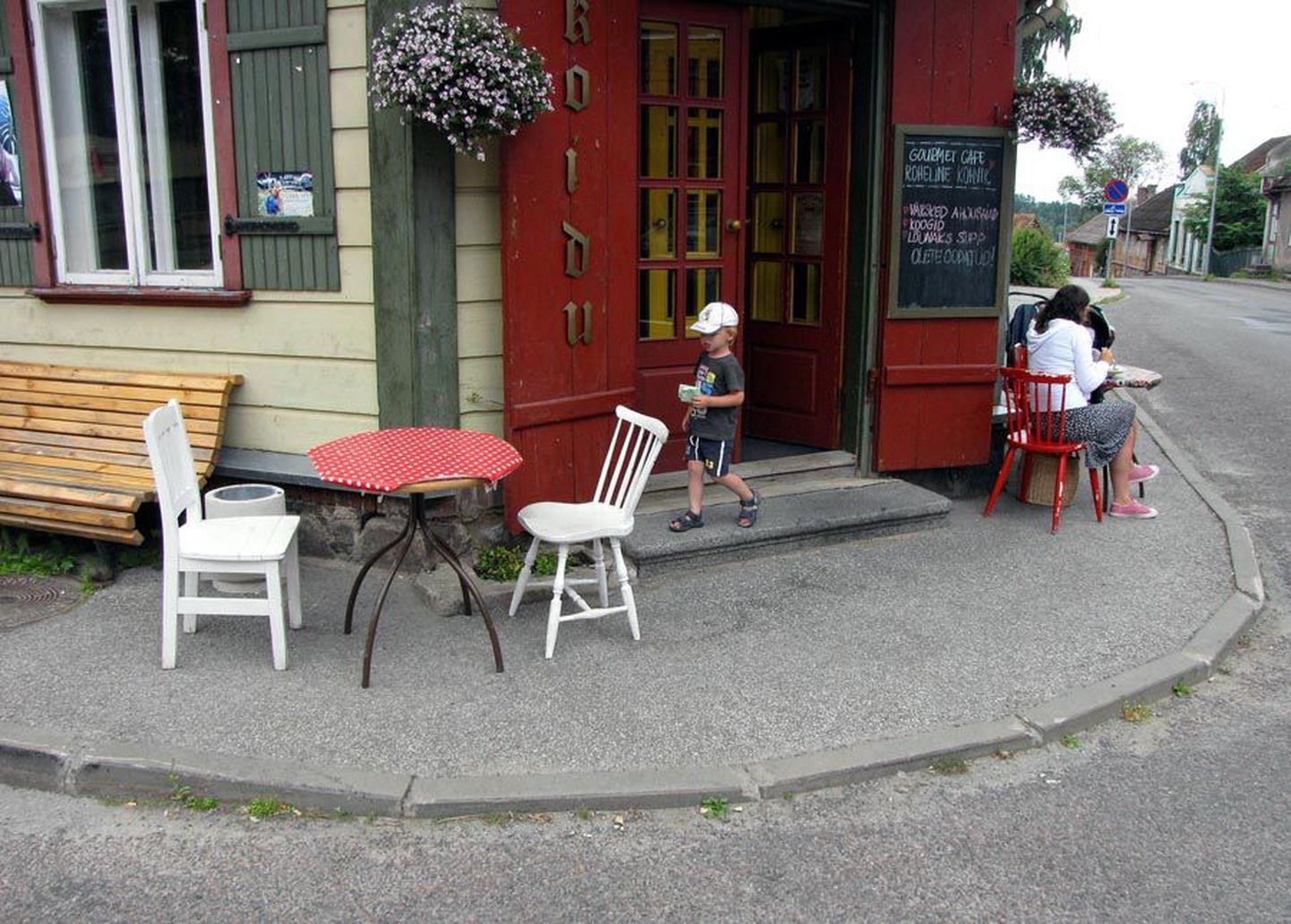 Rohelise Maja kohvik pakub praegu võimalust laudade taga istuda Tartu ja Koidu tänava ristmiku ääres.