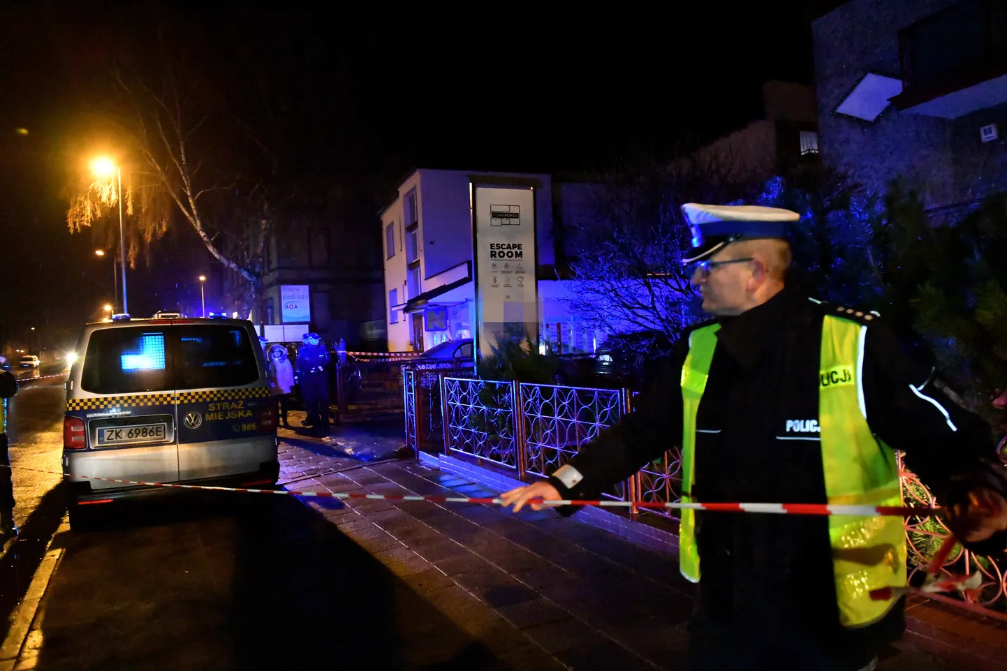 Polijas policija norobežo ēku, kur "Izlaušanās spēles" laikā bojā gāja piecas pusaudzes.