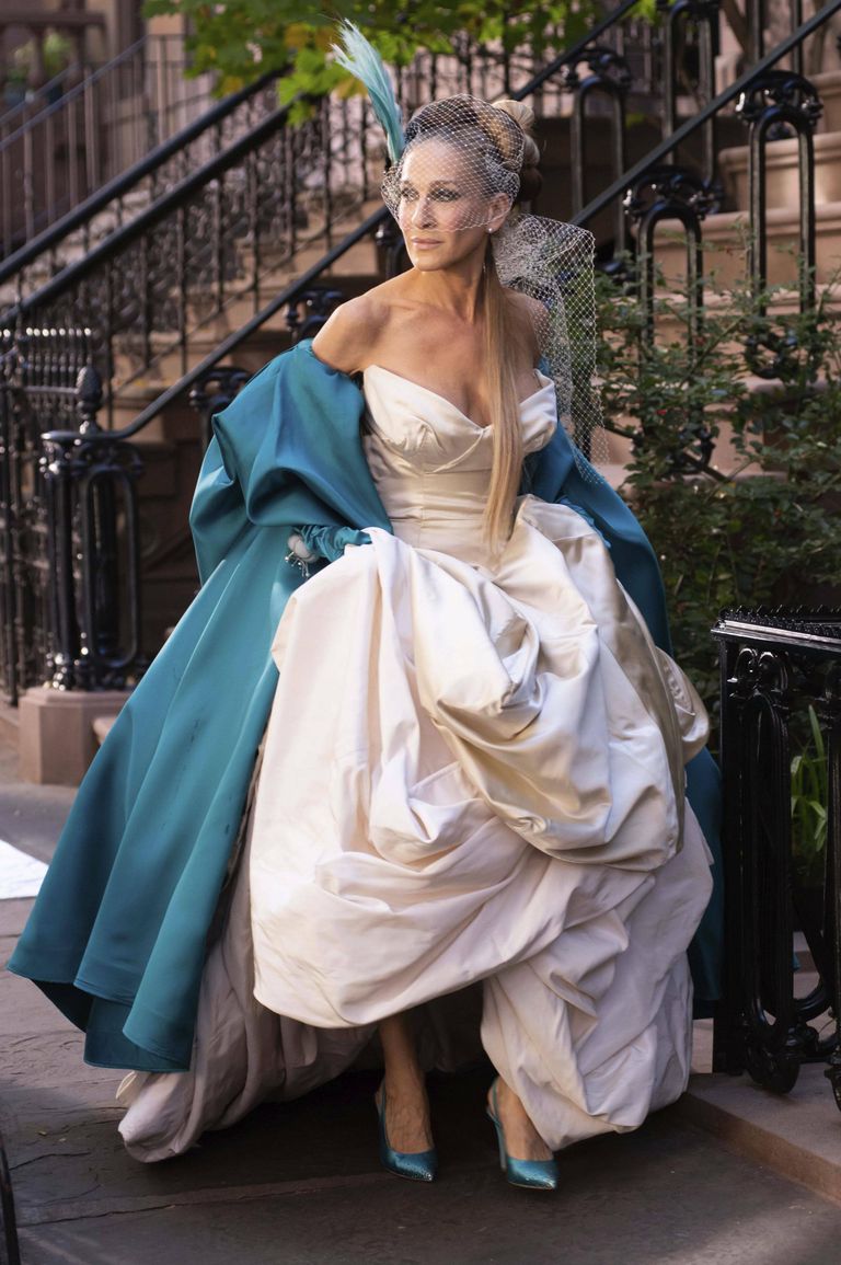 Sarah Jessica Parker Vivienne Westwoodi disainitud pulmakleidis, mis valmistati seriaali jaoks Carrie pulmadeks.