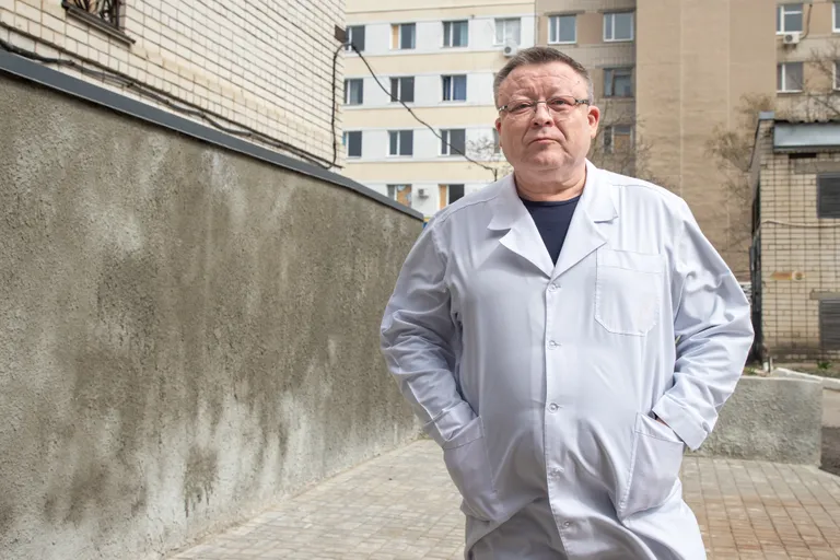 Директор Херсонской областной клинической больницы Виктор Короленко руководил учреждением в течение трех месяцев даже во время оккупации российской армией. Россияне хотели его арестовать, но ему удалось сбежать с помощью поддельных документов.