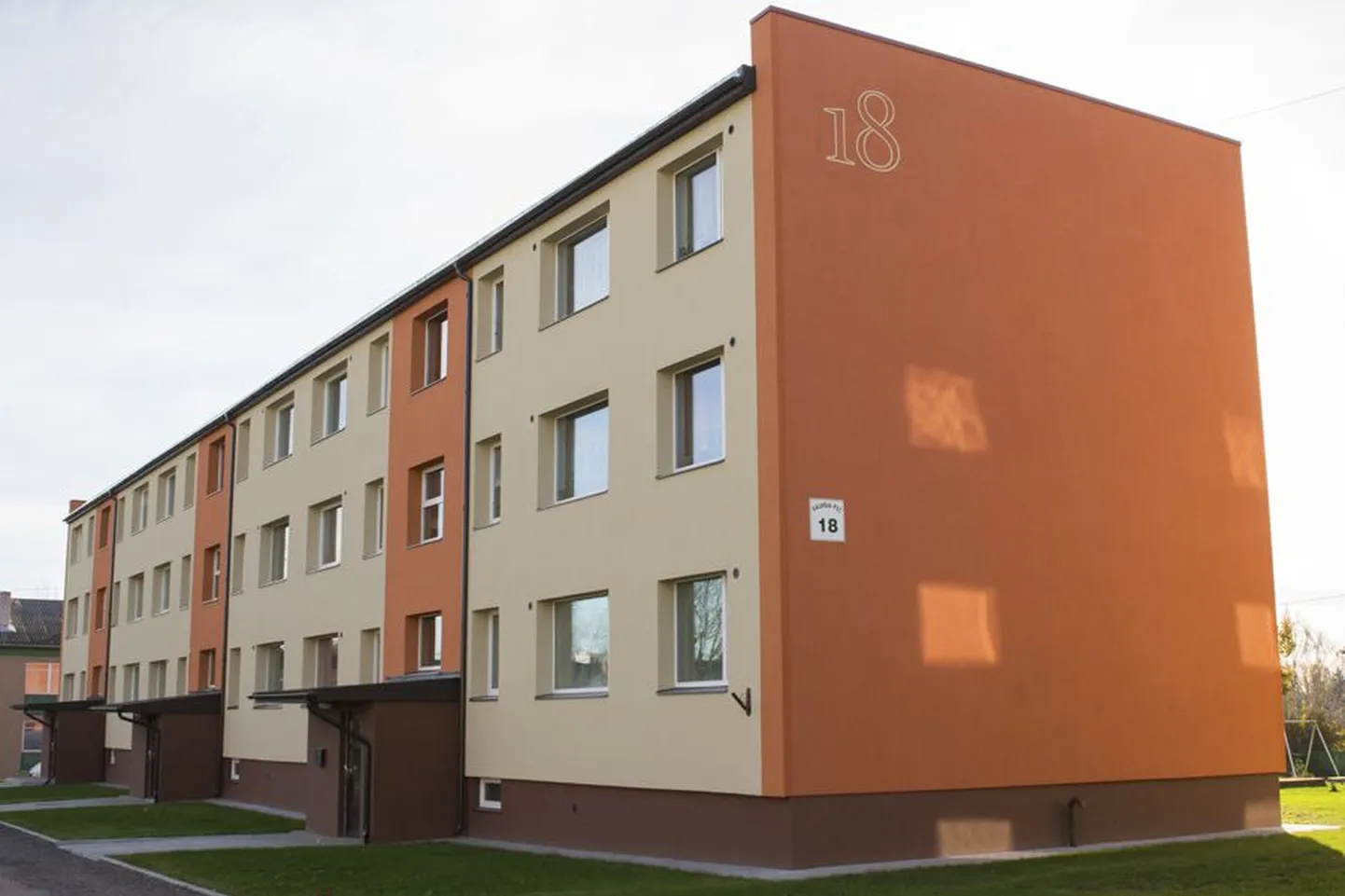 Võistlusel «Värvid linna» peapreemia saanud hooned (ülevalt alates) Valuoja puiestee 18, Põllu tänav 3, Roo tänav 2b.
