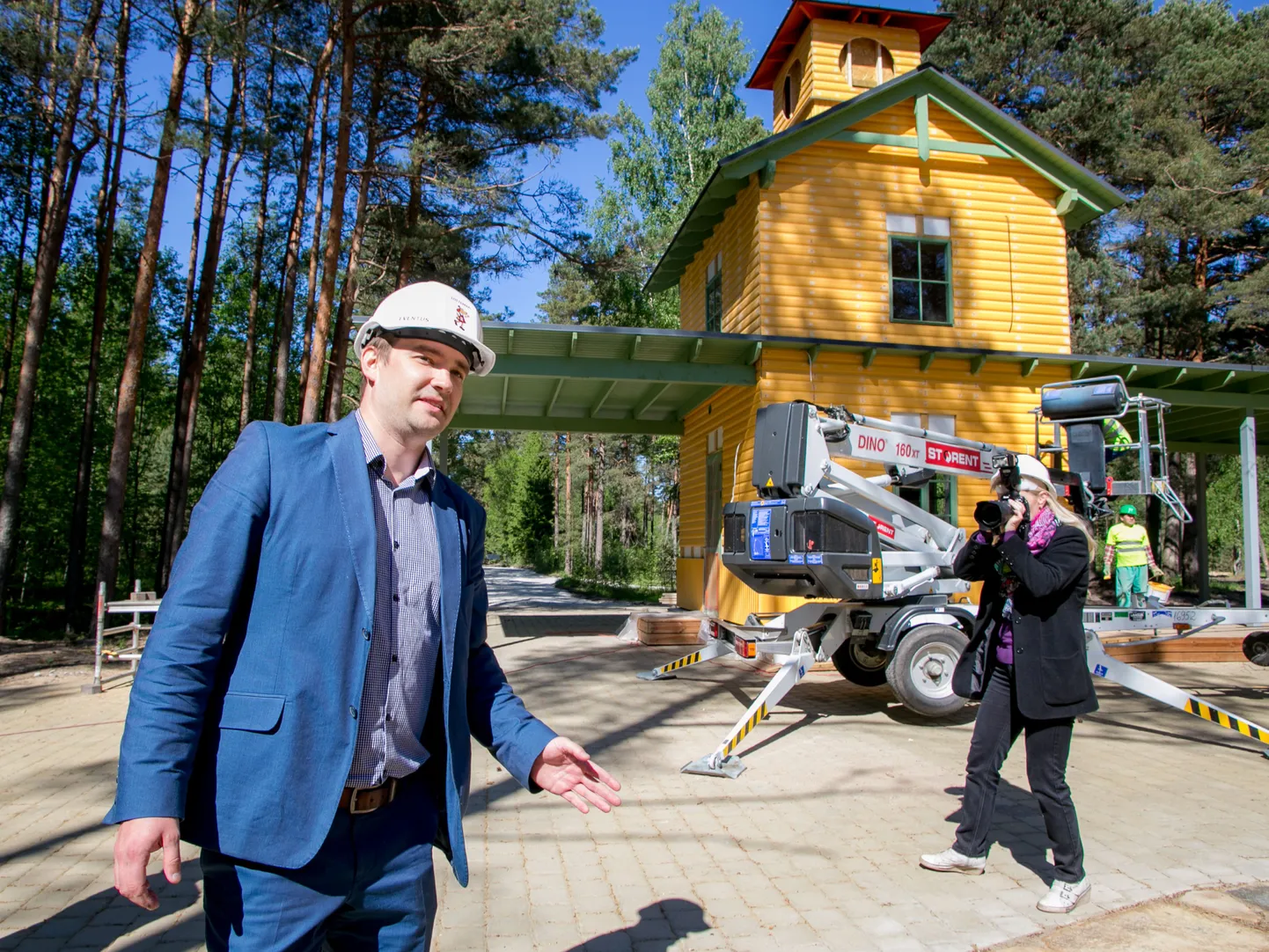 Lotte teemapargi juhataja Rein Malsub väravamaja ees.