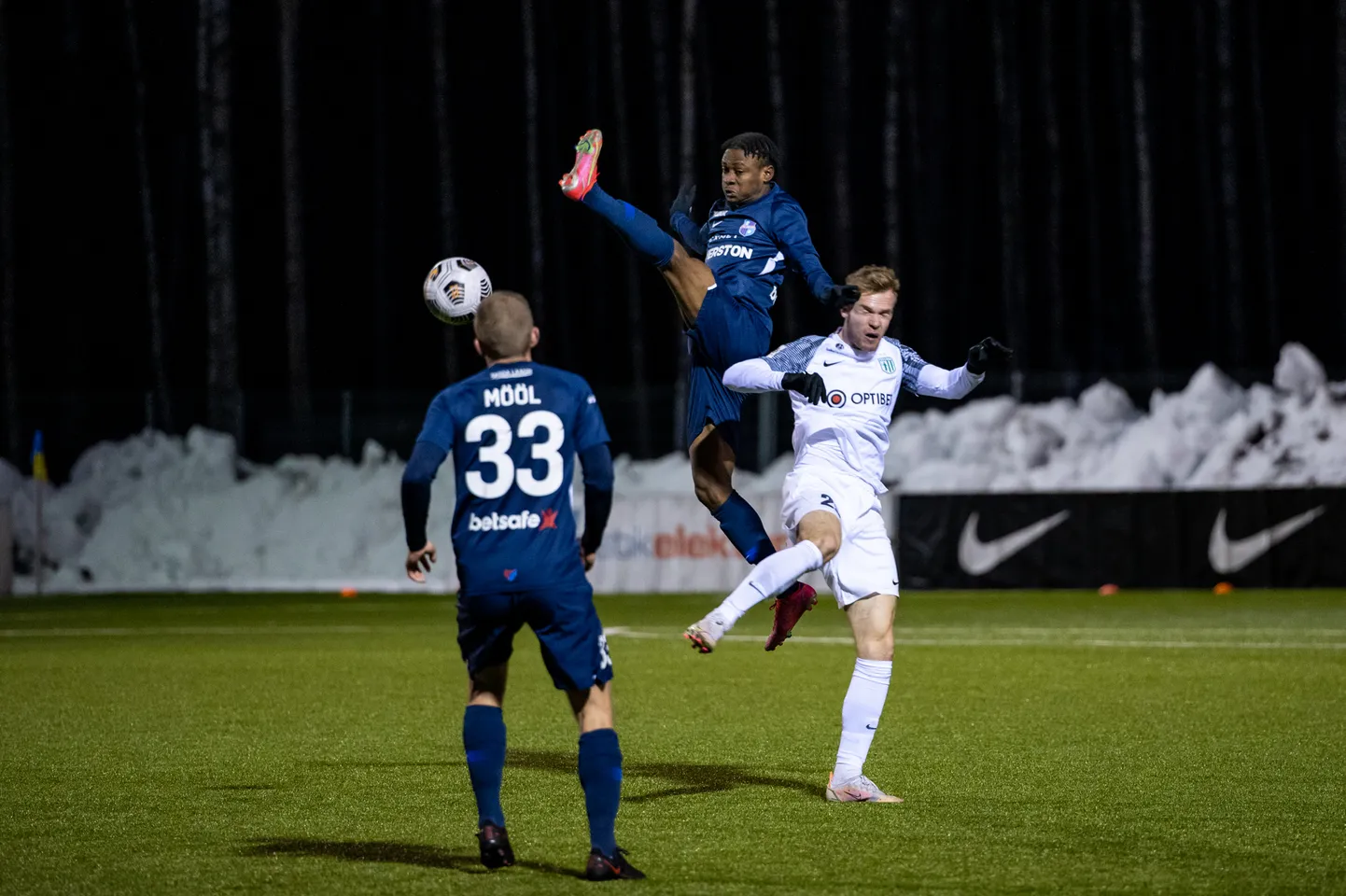 Paide Linnameeskond ja Tallinna FC Flora kohtumine Paide kunstmurustaadionil lõppes kodumeeskonna 1:2 kaotusega.