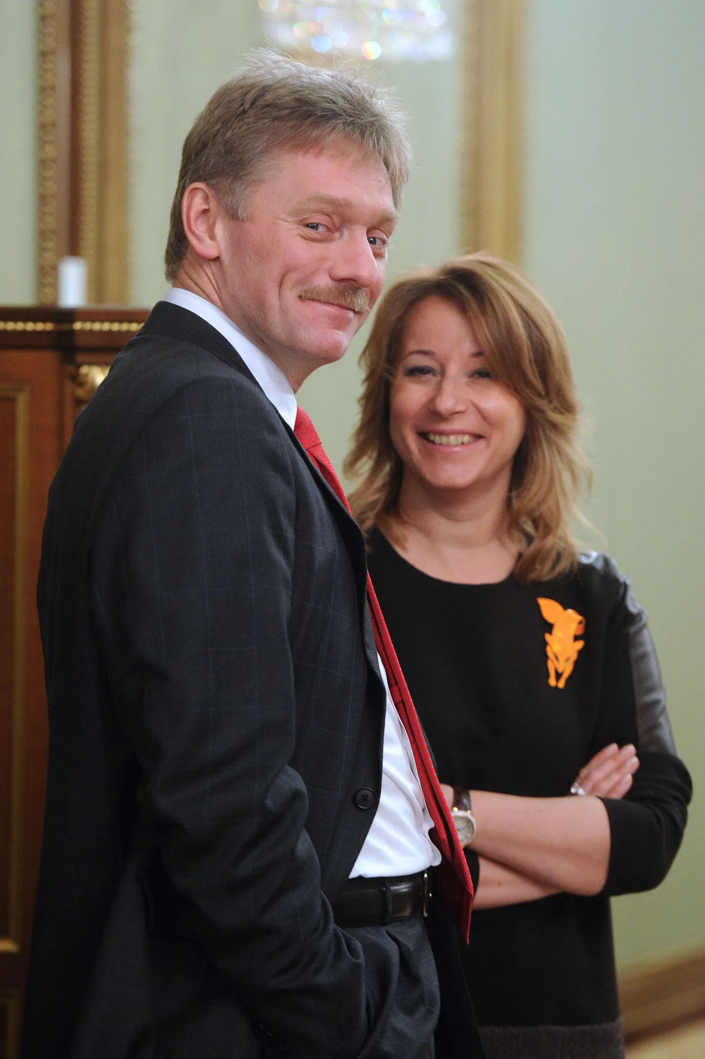 Peaminister Dmitri Medvedevi pressisekretär Natalja Timakova koos president Vladimir Putini pressišefi Dmitri Peskoviga.
