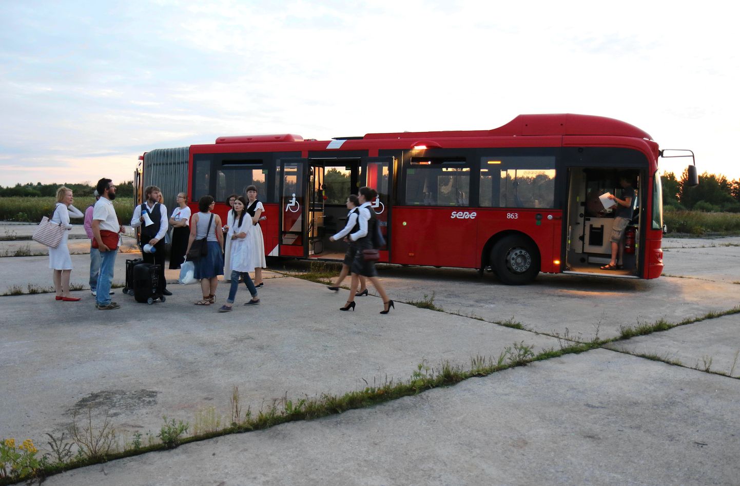 Rännak-suvelavastuses “Odysseia” viivad bussid publiku koos näitlejatega muu hulgas Raadi lennuväljale.