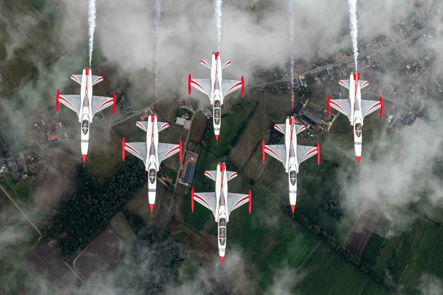 Turkish Starsi meeskond esineb üldjuhul kuue hallipunavalge Canadair NF-5 reaktiivlennukiga.