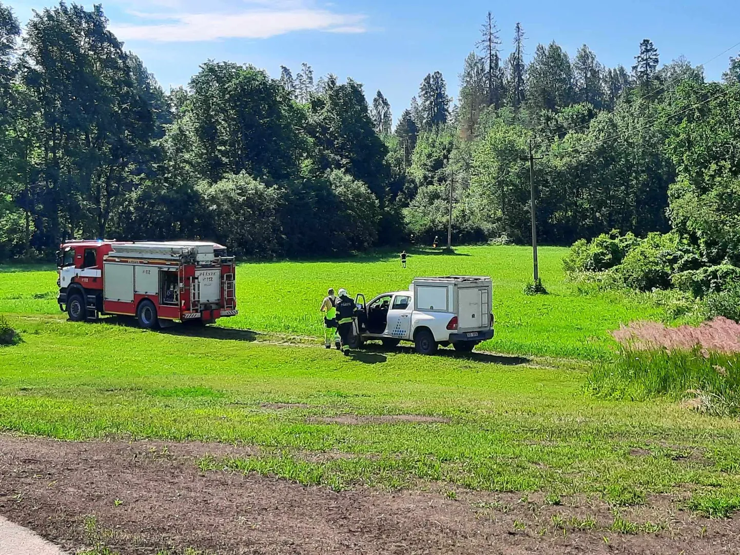 Valga vallas Tõlliste külas süütas katkenud elektriliin pinnase.