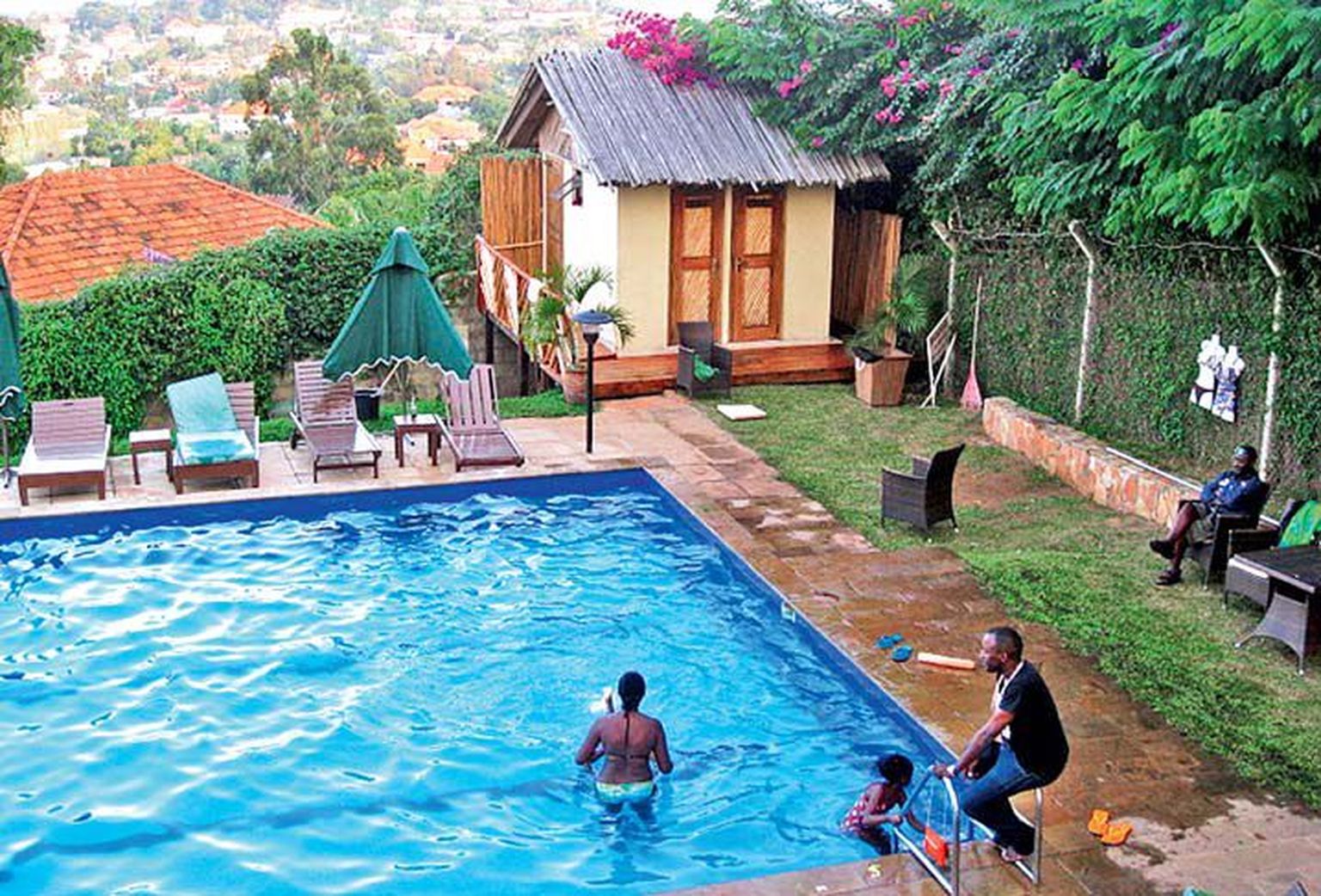 Jõukamad ugandalased käivad ujumas basseinides, pildil Cassio Lodge’i hotelli ja restorani bassein, kus igaüks saab väikse tasu eest veemõnusid nautida.
