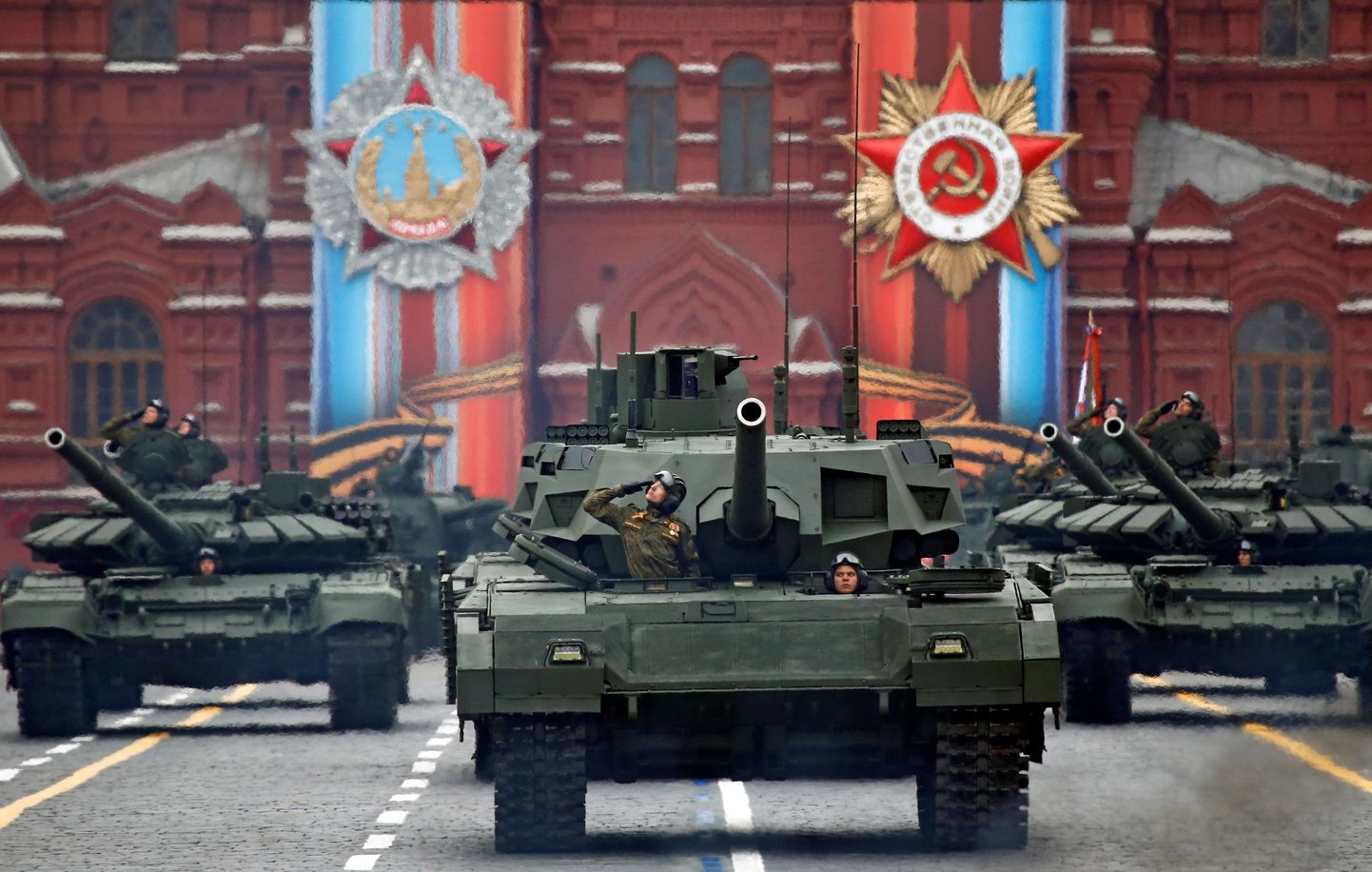 Vene sõjaväelased ja tankid.