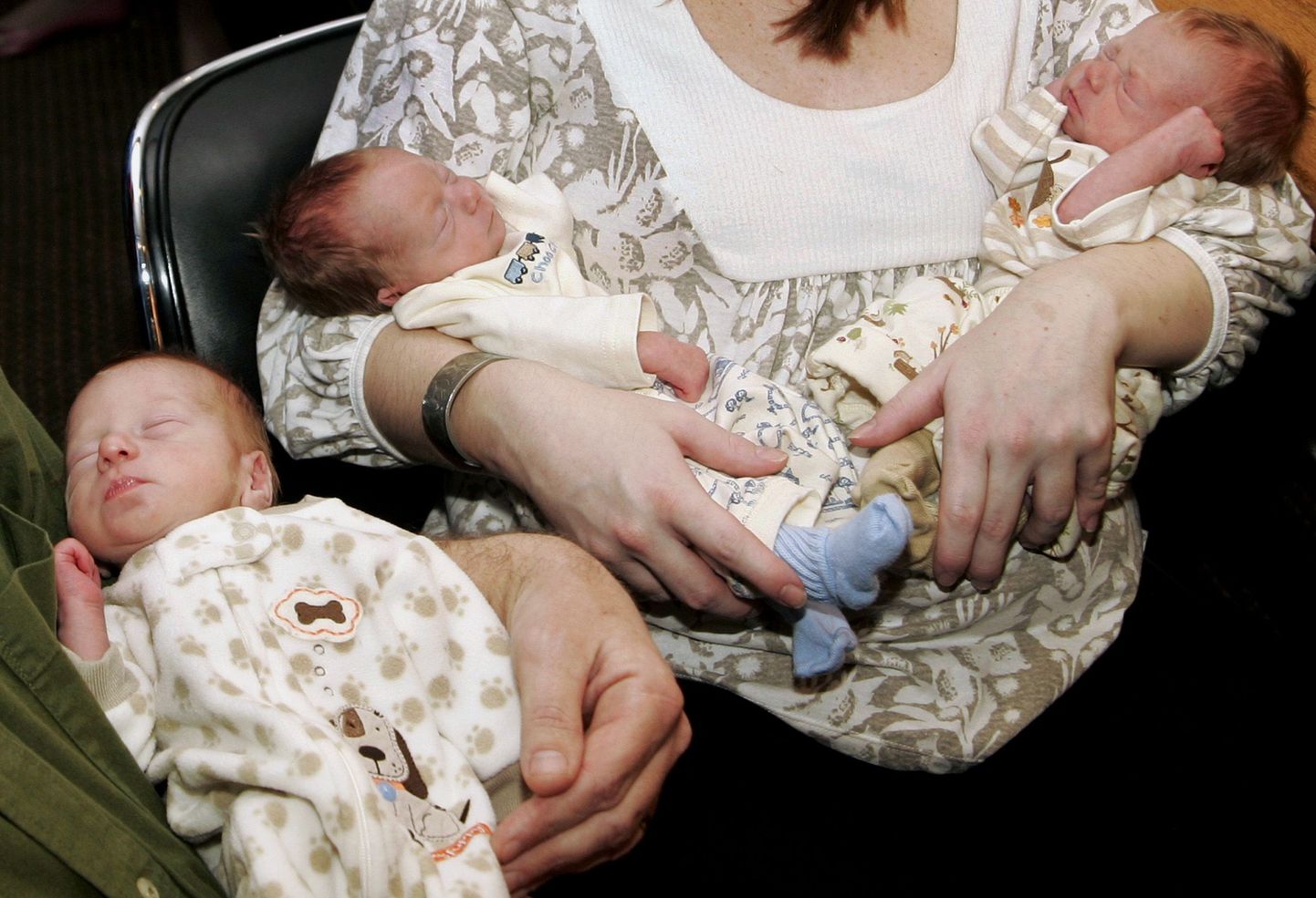 56-aastane ameeriklanna oli oma tütrele surrogaatemaks ja sünnitas talle kolmikud